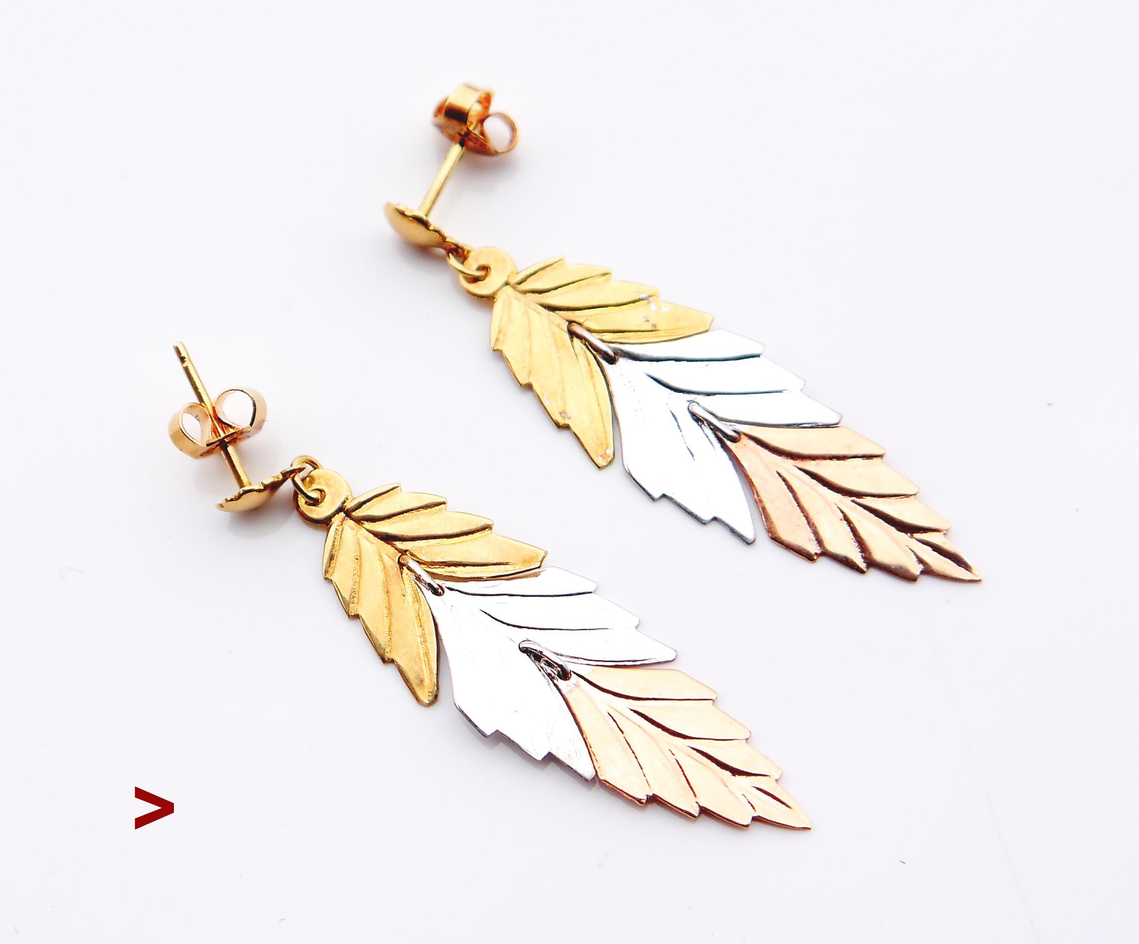 Ein Paar Vintage-Leaves-Anhänger mit Teilen aus massivem 18-karätigem Gelb-, Weiß- und Rosé-/Rotgold, kombiniert mit Ringen aus Weißgold.

Alle Teile der Blätter sind in der Schwebe und können sich frei bewegen.

Schliessen gestempelt 18K,