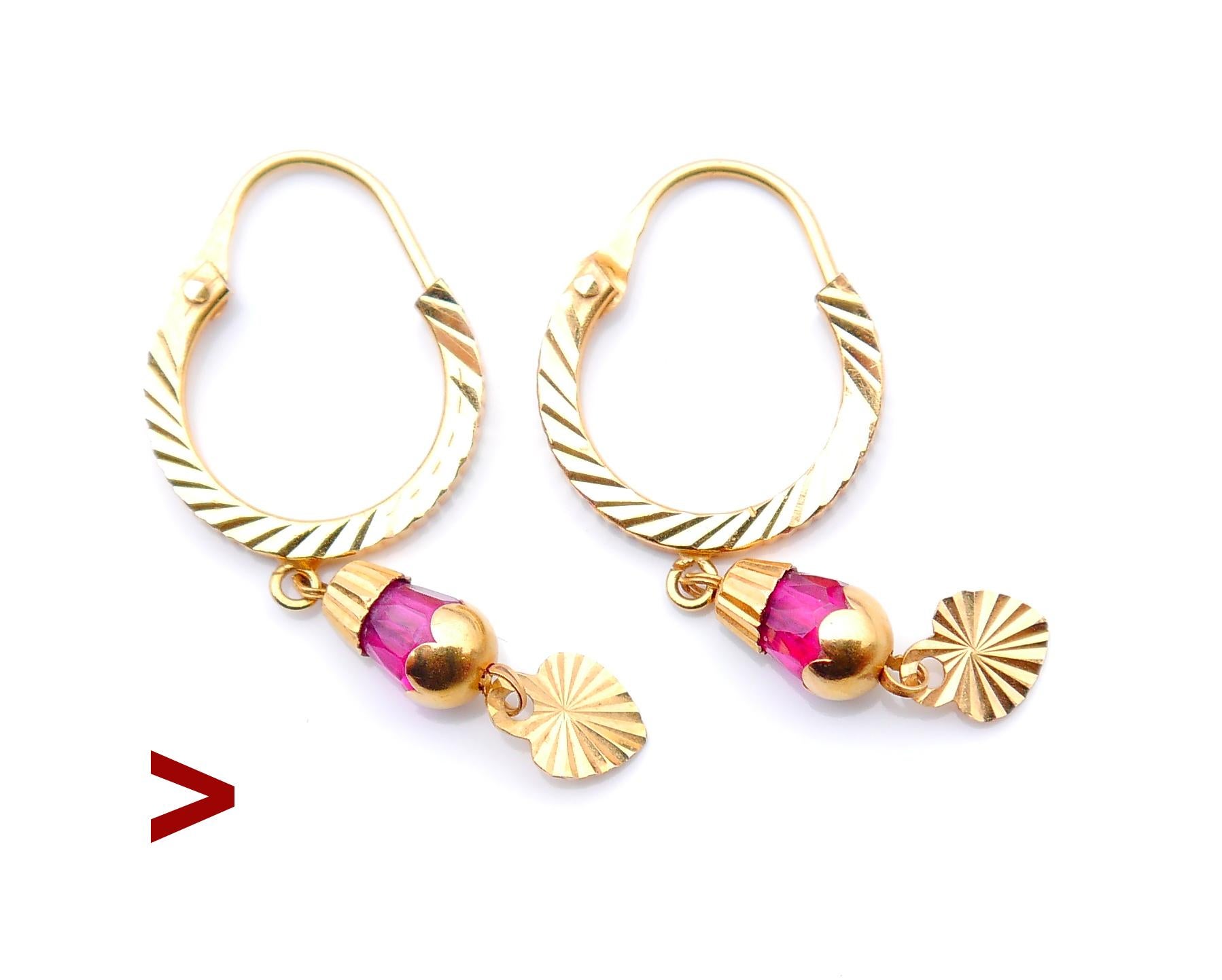 Ein Paar glänzender Armreifen mit rosa Rubinen im Briolette-Schliff und facettierten Teilen aus massivem 21K Gelbgold / getestet. Wahrscheinlich Naher Osten, hergestellt ca. 1960er - 1970er Jahre. 

Guter gebrauchter Zustand, keine Beulen oder