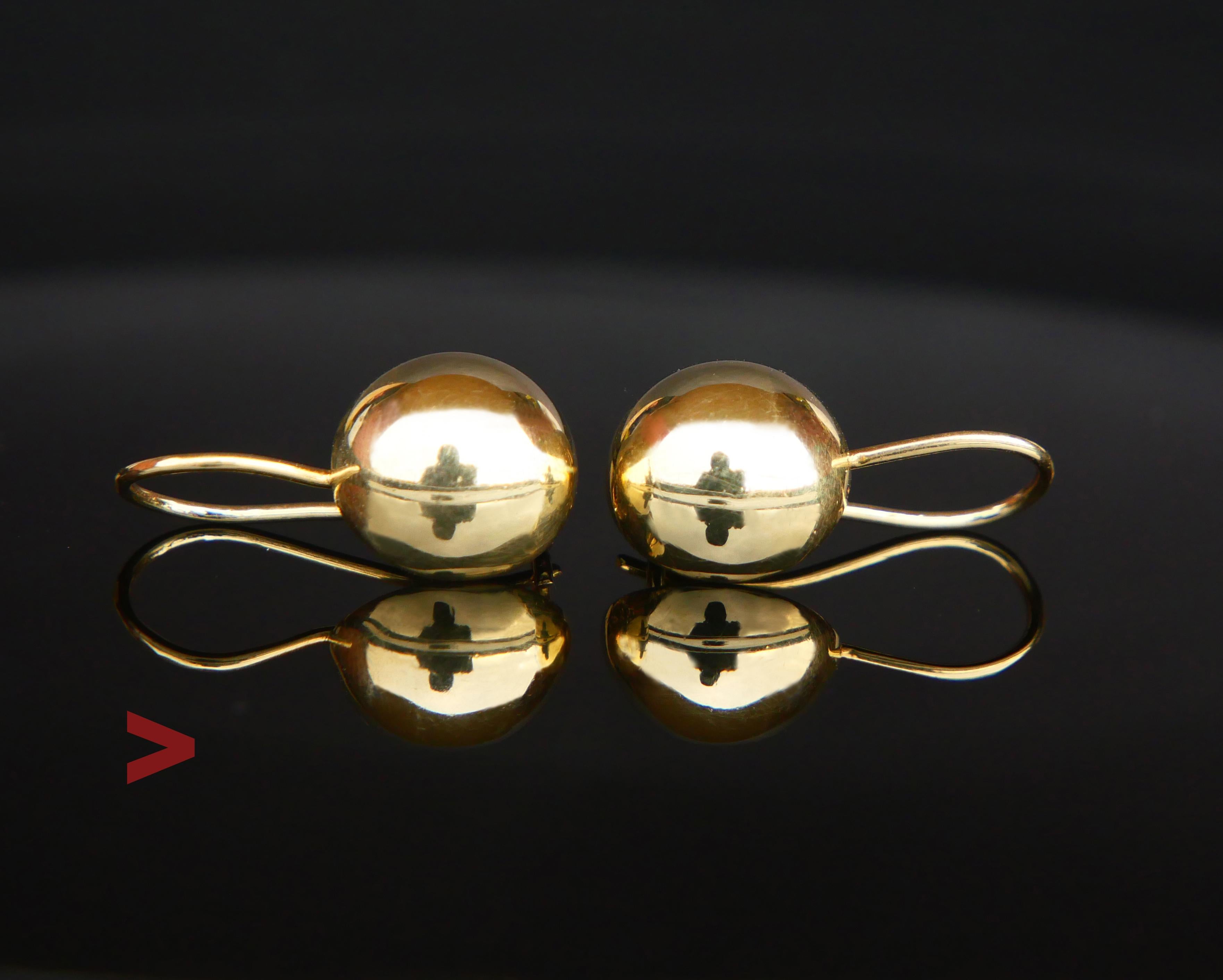 Pendientes colgantes vintage con medias bolas muy brillantes y reflectantes de Ø 13 mm x 7 mm de profundidad cada una sobre alambres doblados. Un alambre muestra el sello 585, metal probado sólido Amarillo verdoso Oro de 14 quilates . Europea,