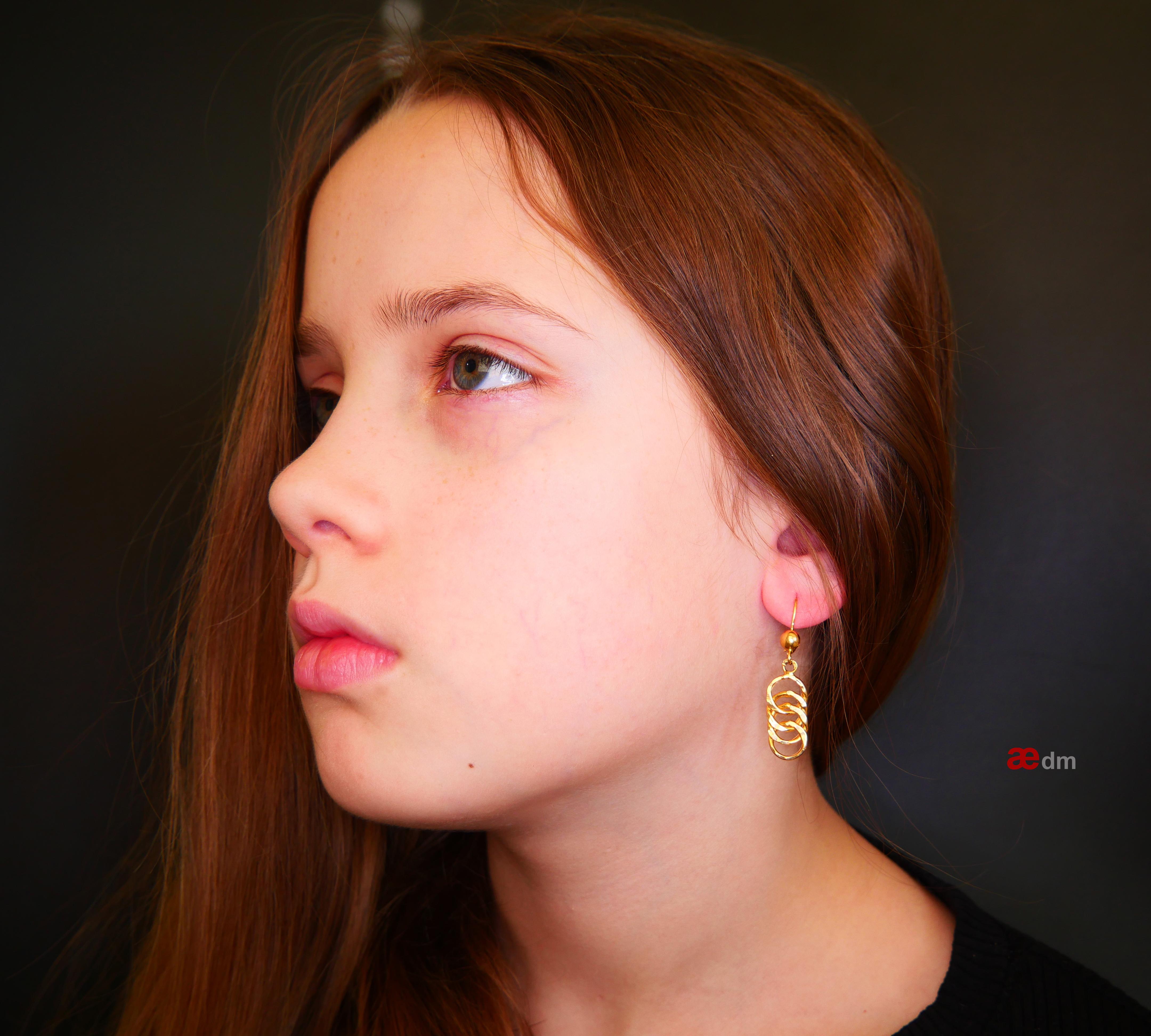 Women's Vintage Dangle Earrings solid 18K Yellow Gold / 2.9 gr For Sale