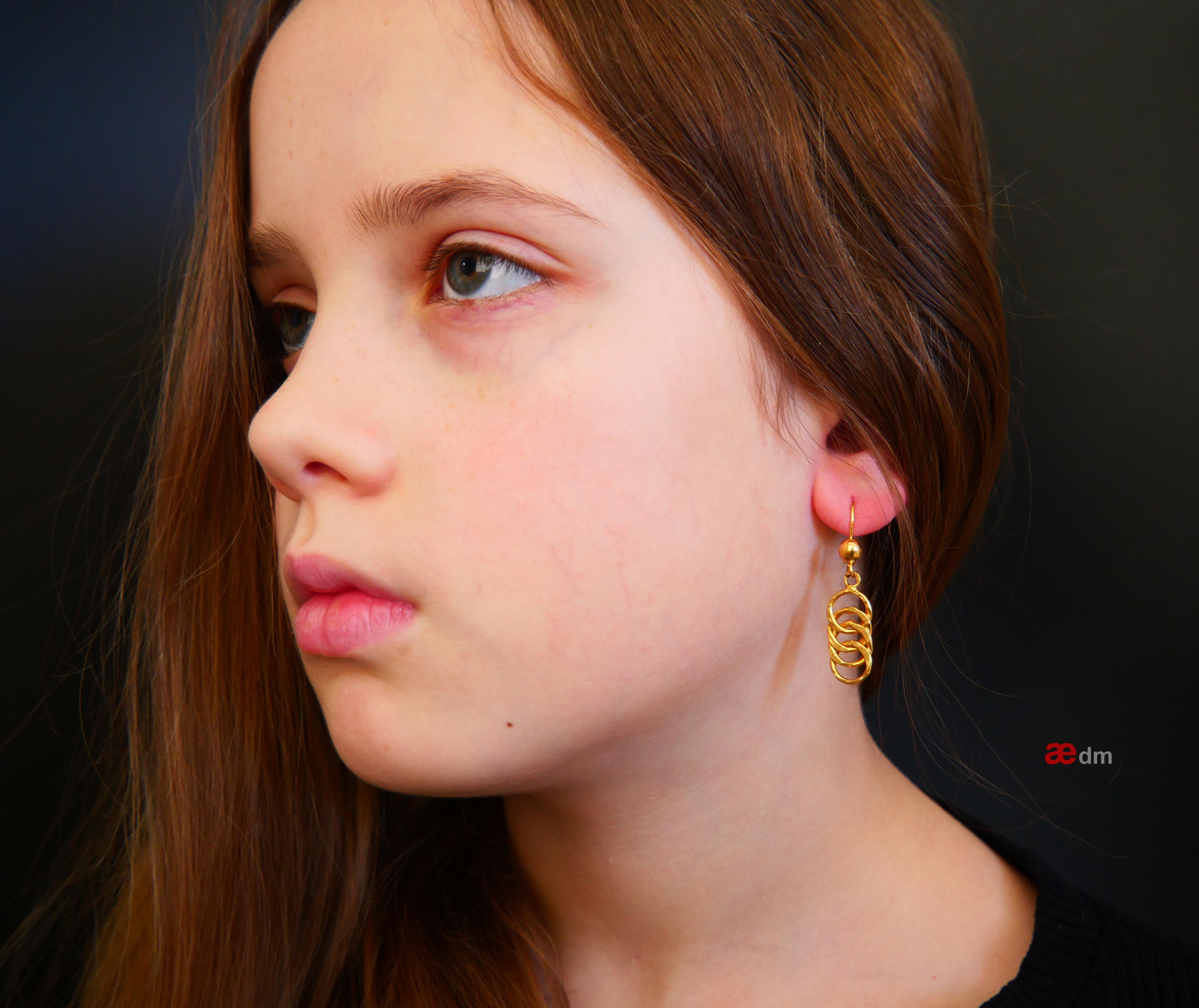 Vintage Dangle Earrings solid 18K Yellow Gold / 2.9 gr For Sale 1