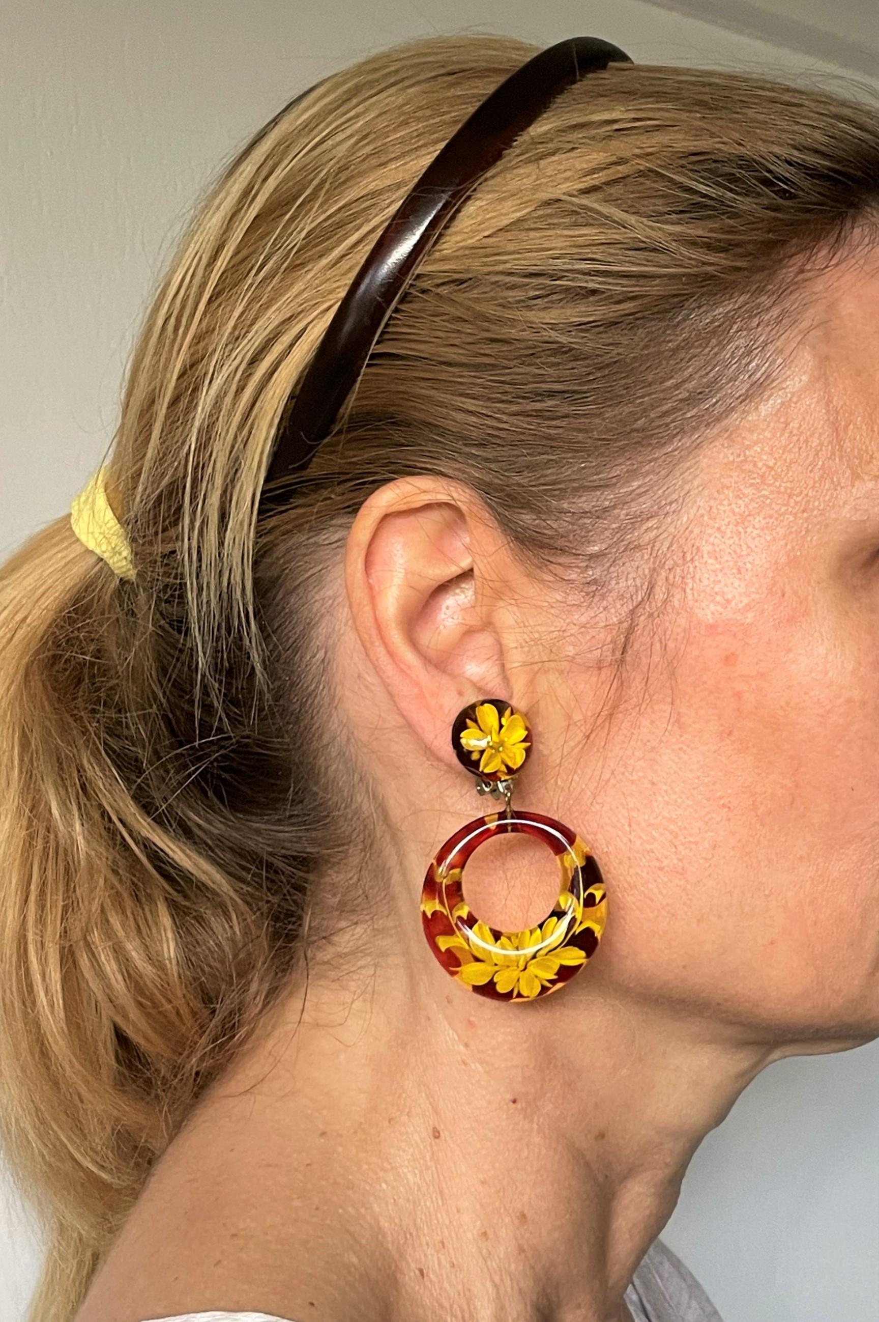 About
Vintage dangling ear clips in brown and yellow flower carving .
Measurement:
Length  2.36 inches ( 6 cm), upper round part 0.67 inches ( 1,7cm) and 1,57 inches ( 4 cm) attached carved circle
Width    1.46 inches  ( 3,7 cm)
Features:
Carved