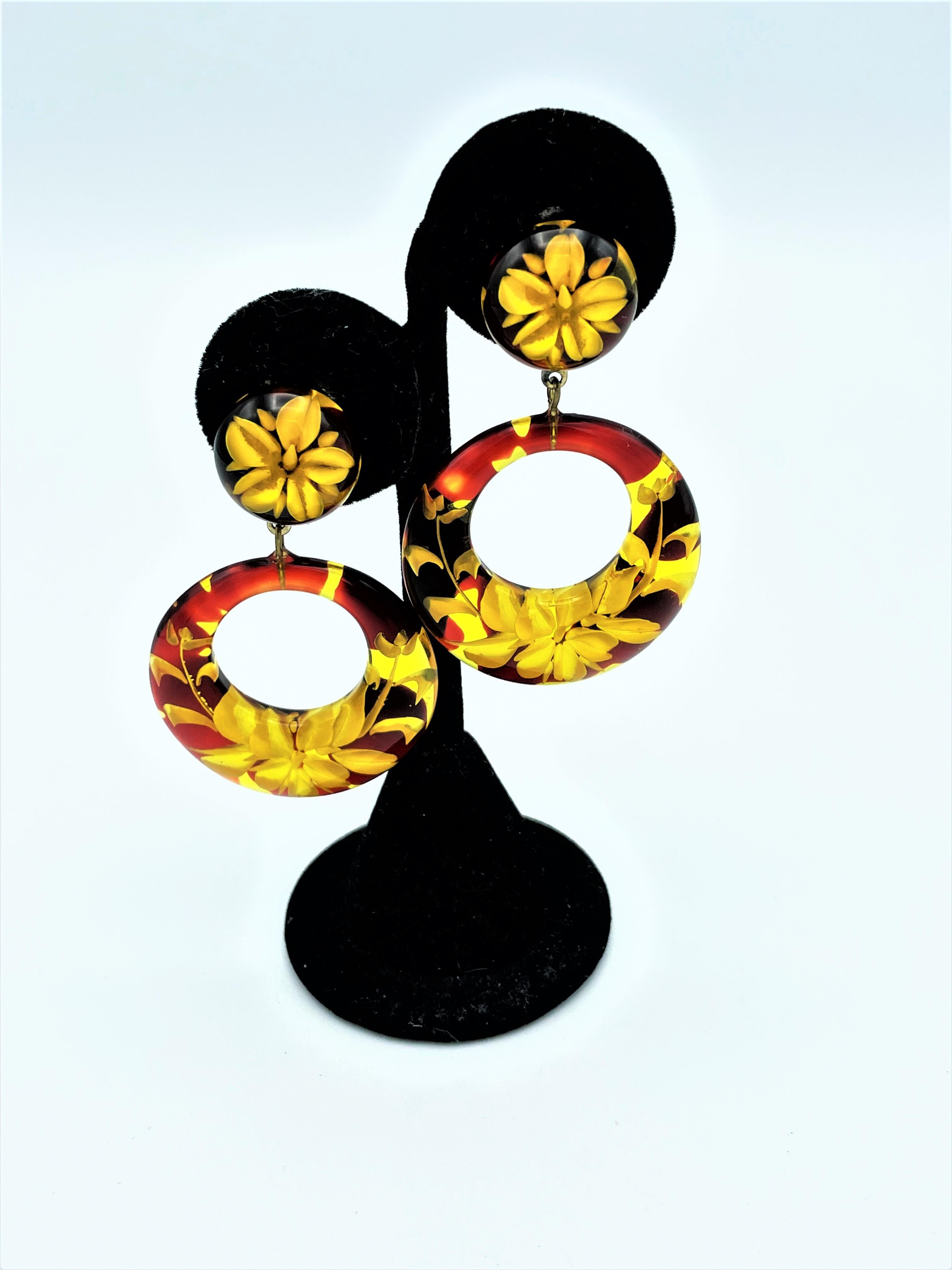 Vieille pendaison  Boucle d'oreille à clip en bakélite, marron avec sculpture jaune, États-Unis Excellent état - En vente à Stuttgart, DE
