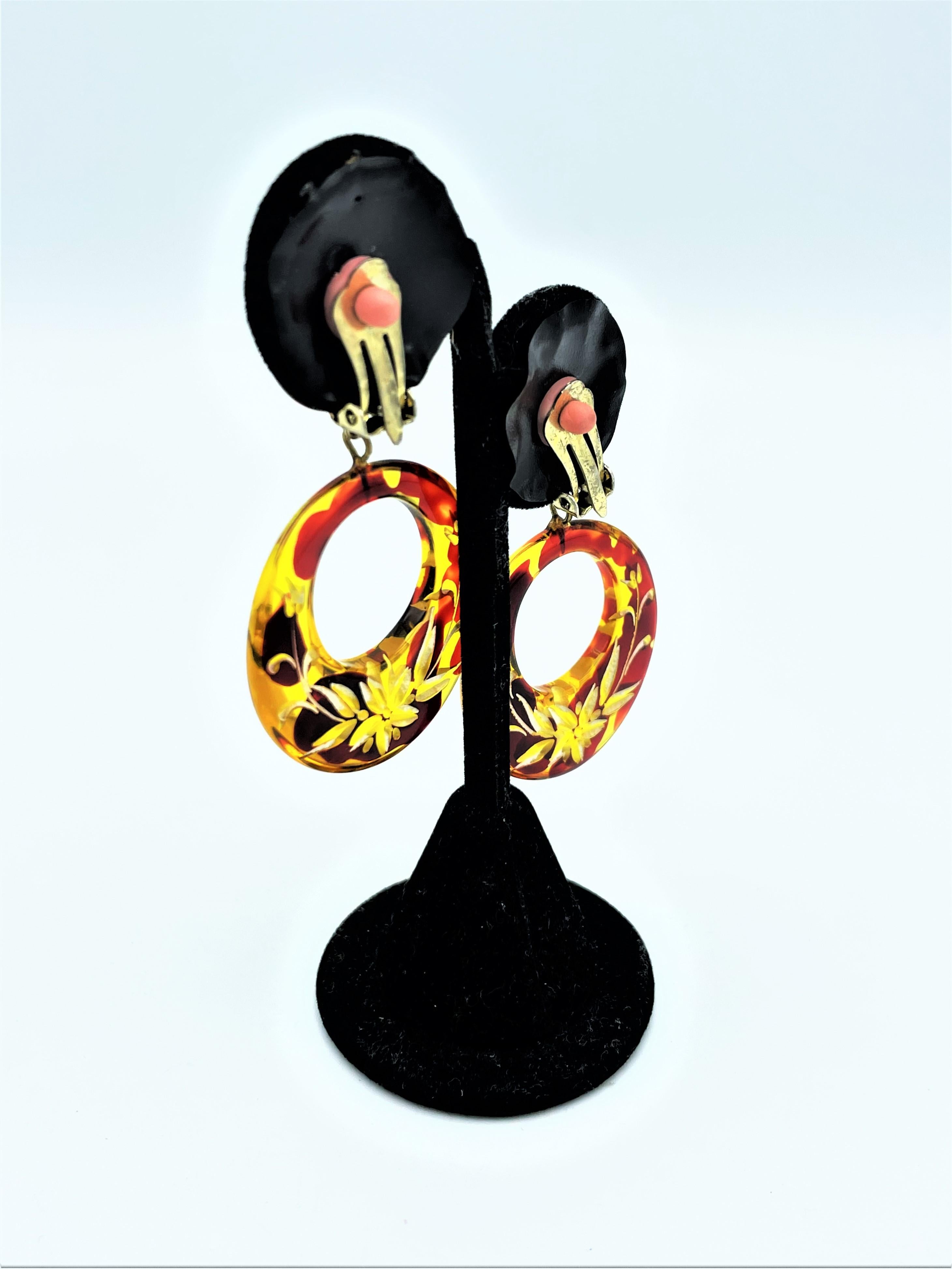 Vieille pendaison  Boucle d'oreille à clip en bakélite, marron avec sculpture jaune, États-Unis Pour femmes en vente