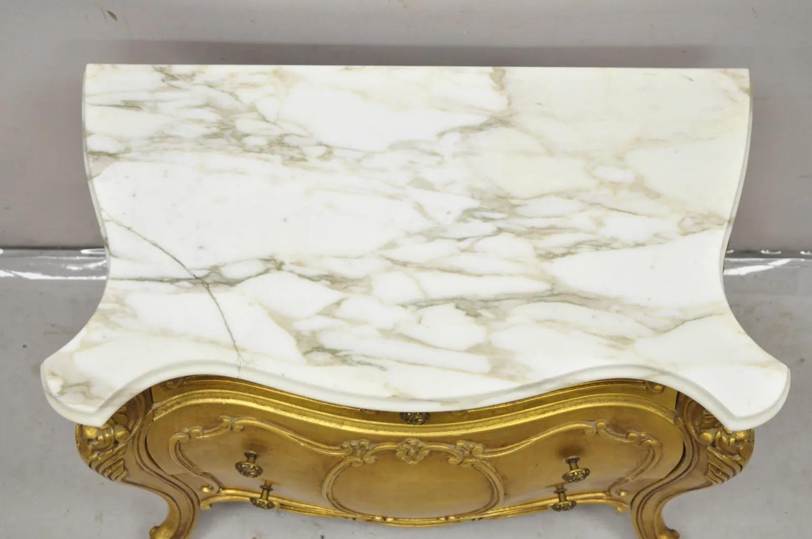 20ième siècle Table de nuit française de style Louis XV avec plateau en marbre bombé doré Daniel Jones en vente