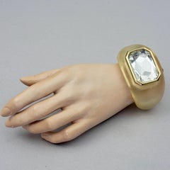 Bracelet manchette vintage Daniel Swarovski avec monture en Lucite et cristaux