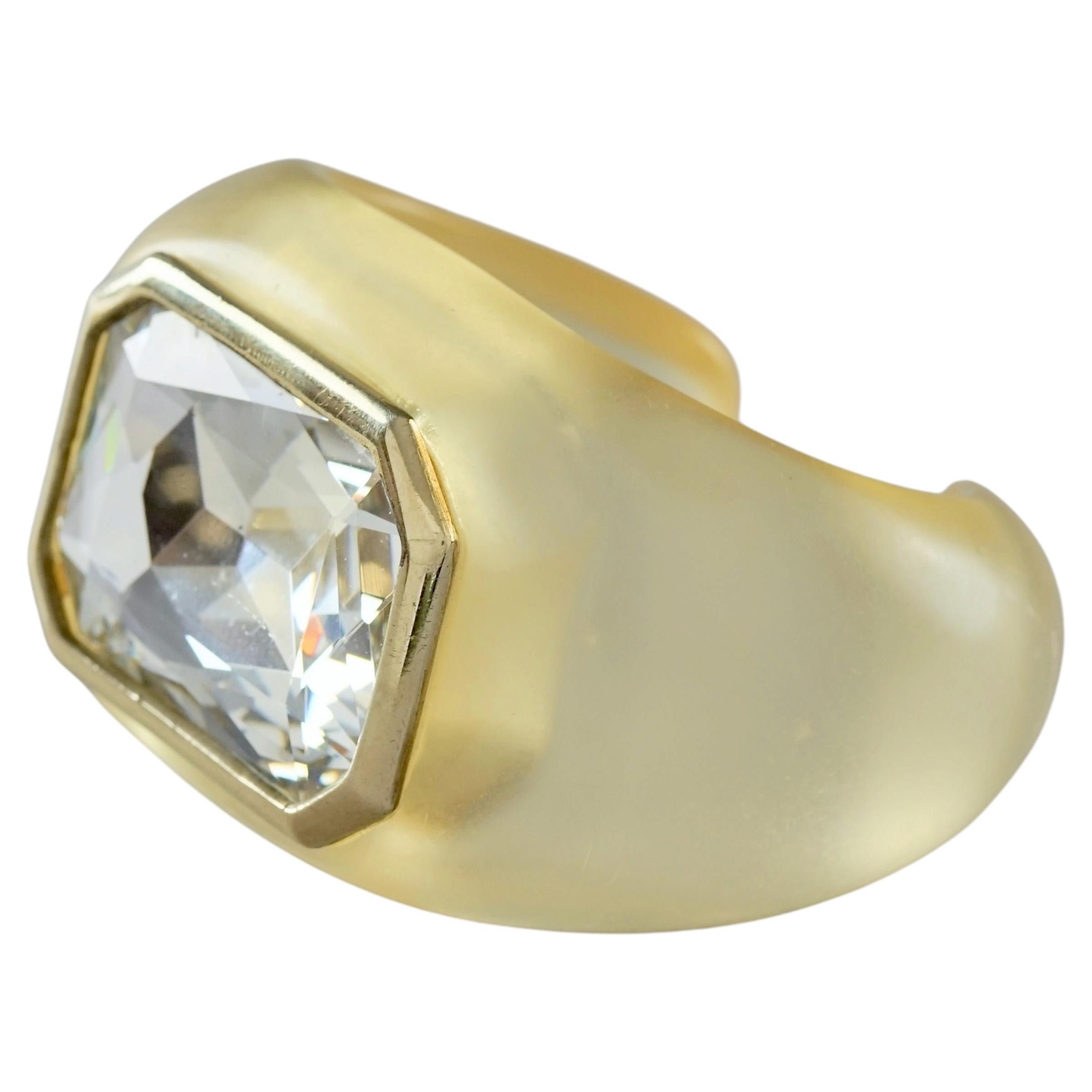 Bracelet manchette vintage Daniel Swarovski avec monture en Lucite et cristaux en vente