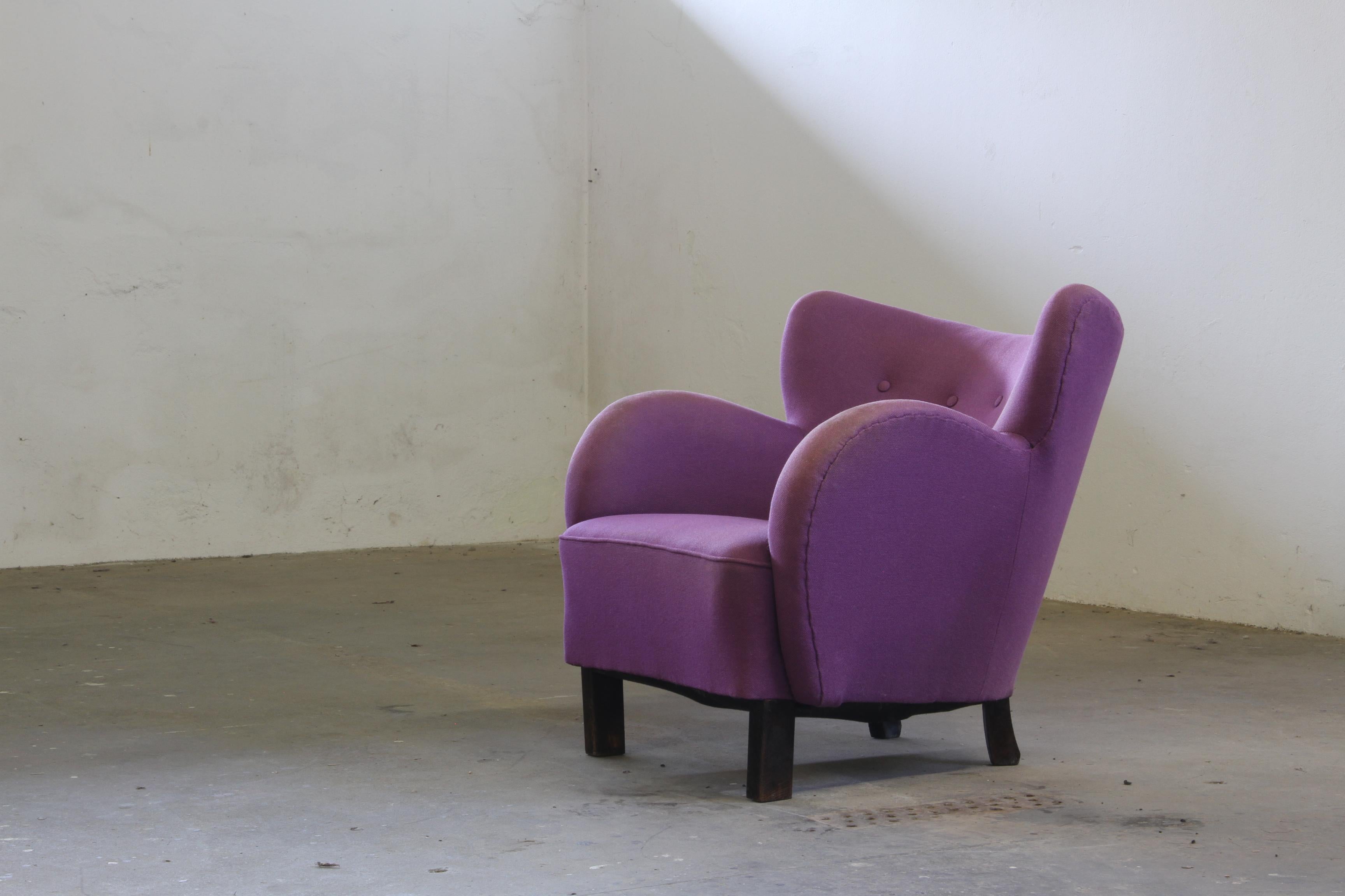 Presenting a truly iconic piece of Danish modern history, this lounge chair conveys the concept of architectural presence in its highest form. The captivating form is a masterful blend of Organic Modernist curves and a robust sculptural solidity,