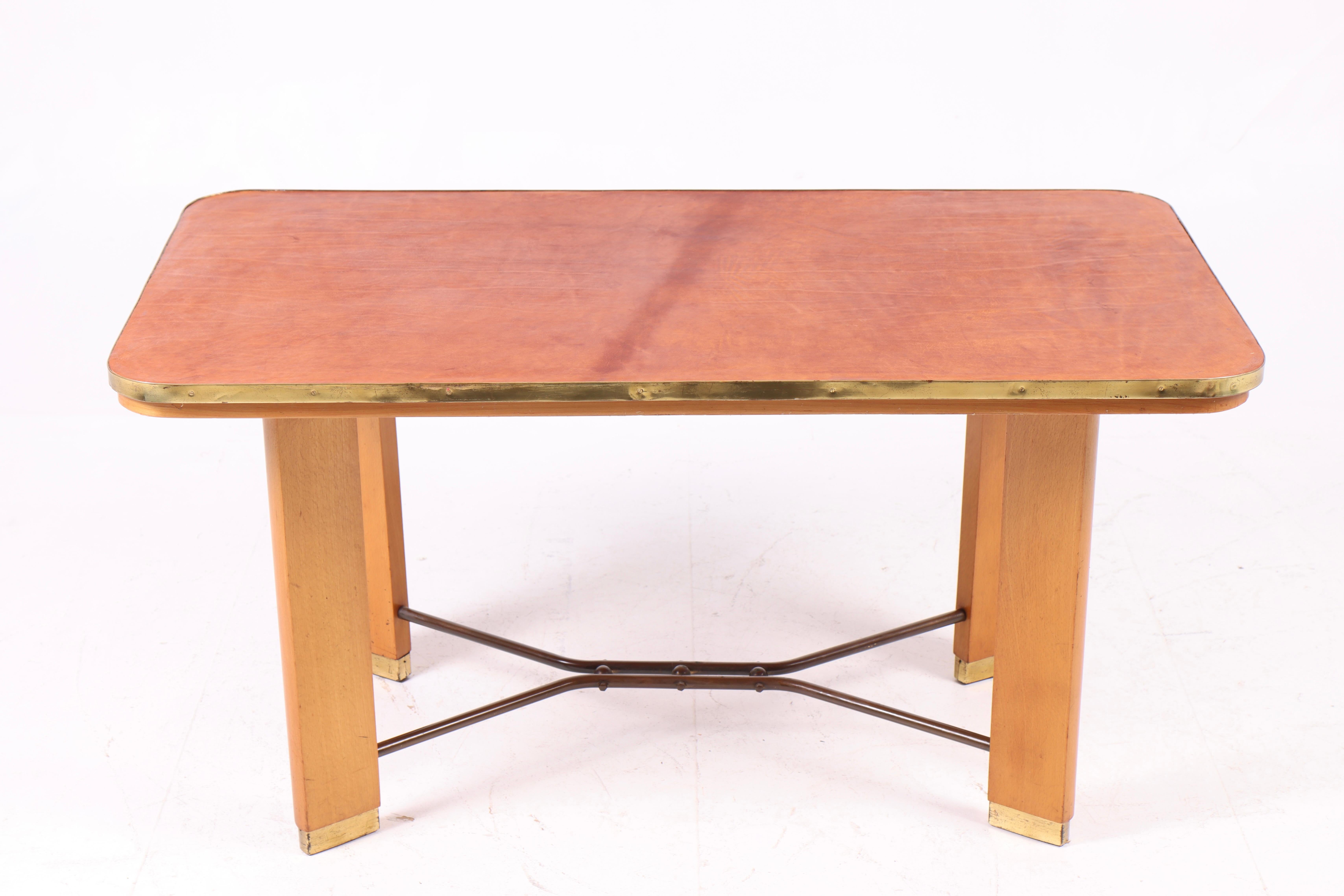 Mesa de centro danesa vintage de los años 50 de madera de haya con cuero patinado y latón Escandinavo moderno en venta