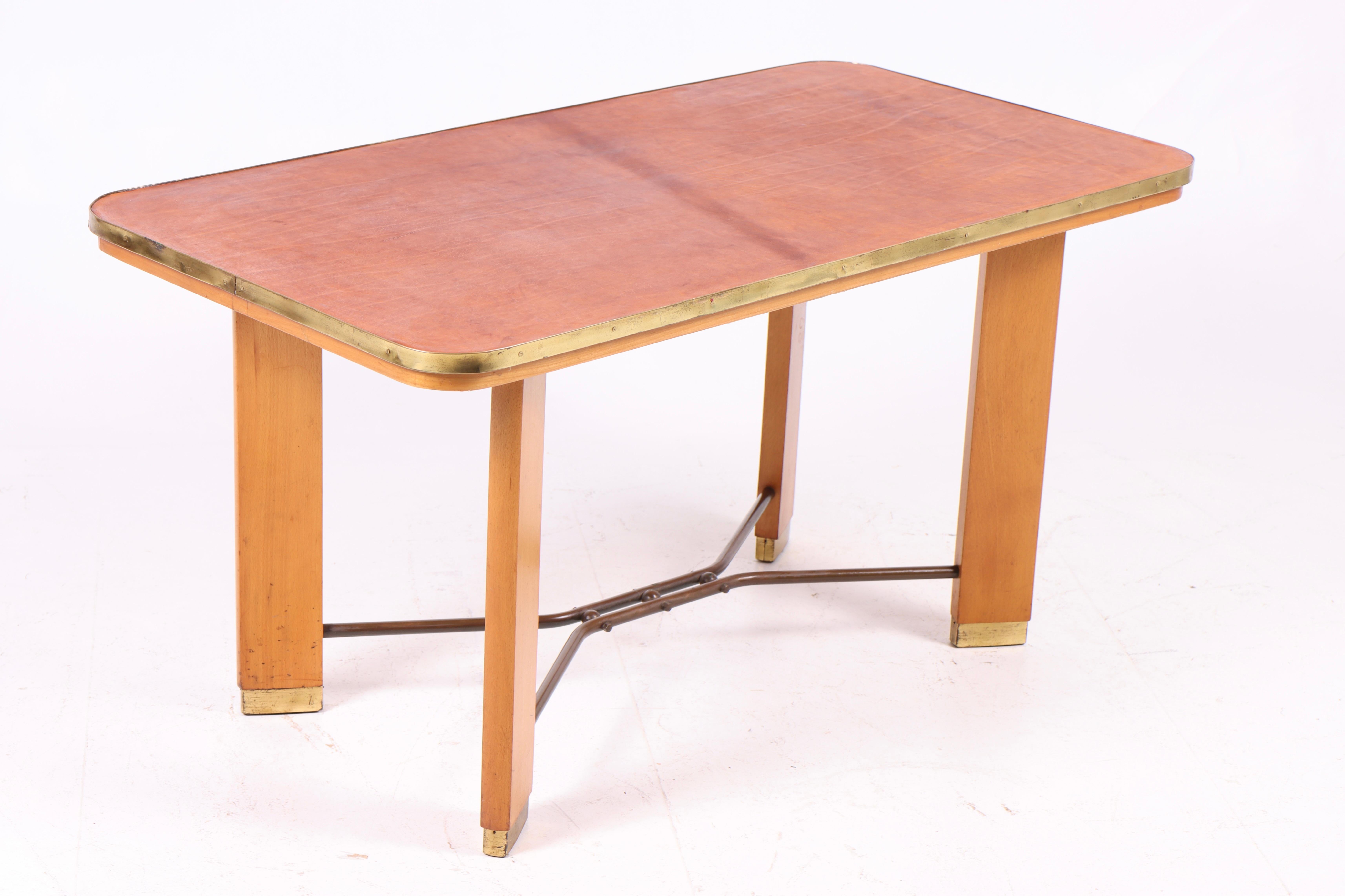 Mesa de centro danesa vintage de los años 50 de madera de haya con cuero patinado y latón en Bueno estado para la venta en Lejre, DK