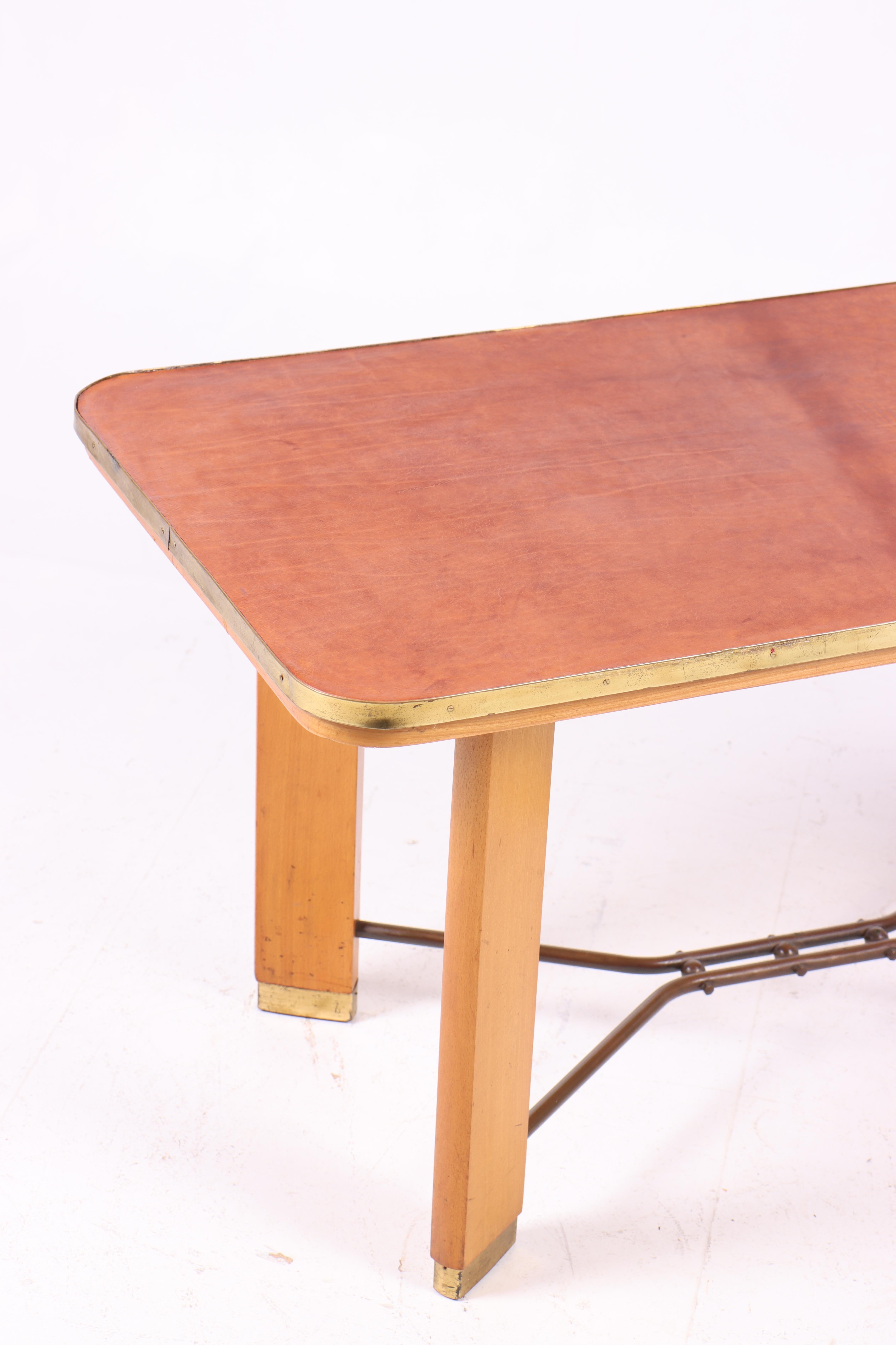 Mesa de centro danesa vintage de los años 50 de madera de haya con cuero patinado y latón mediados del siglo XX en venta