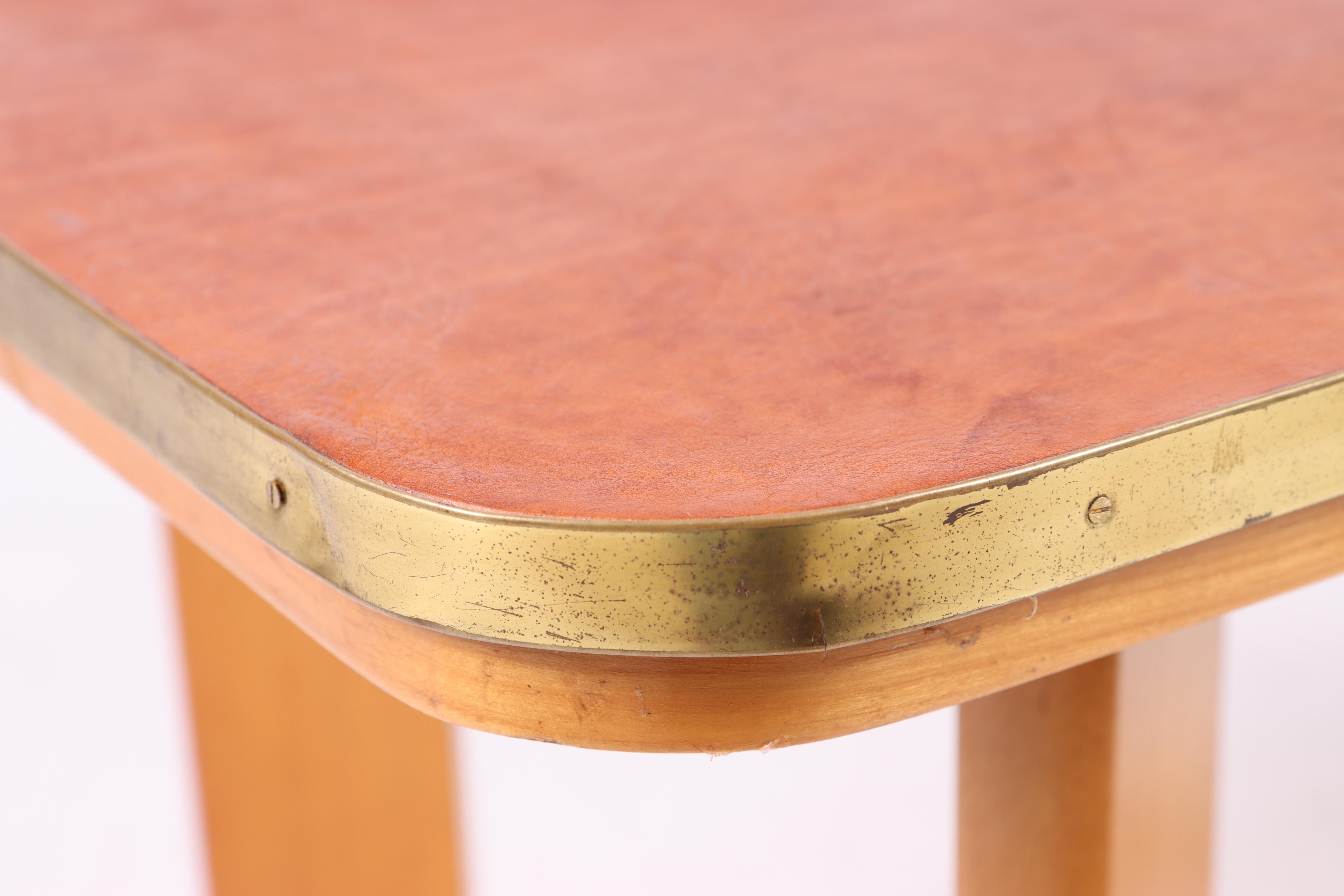Mesa de centro danesa vintage de los años 50 de madera de haya con cuero patinado y latón Cuero en venta