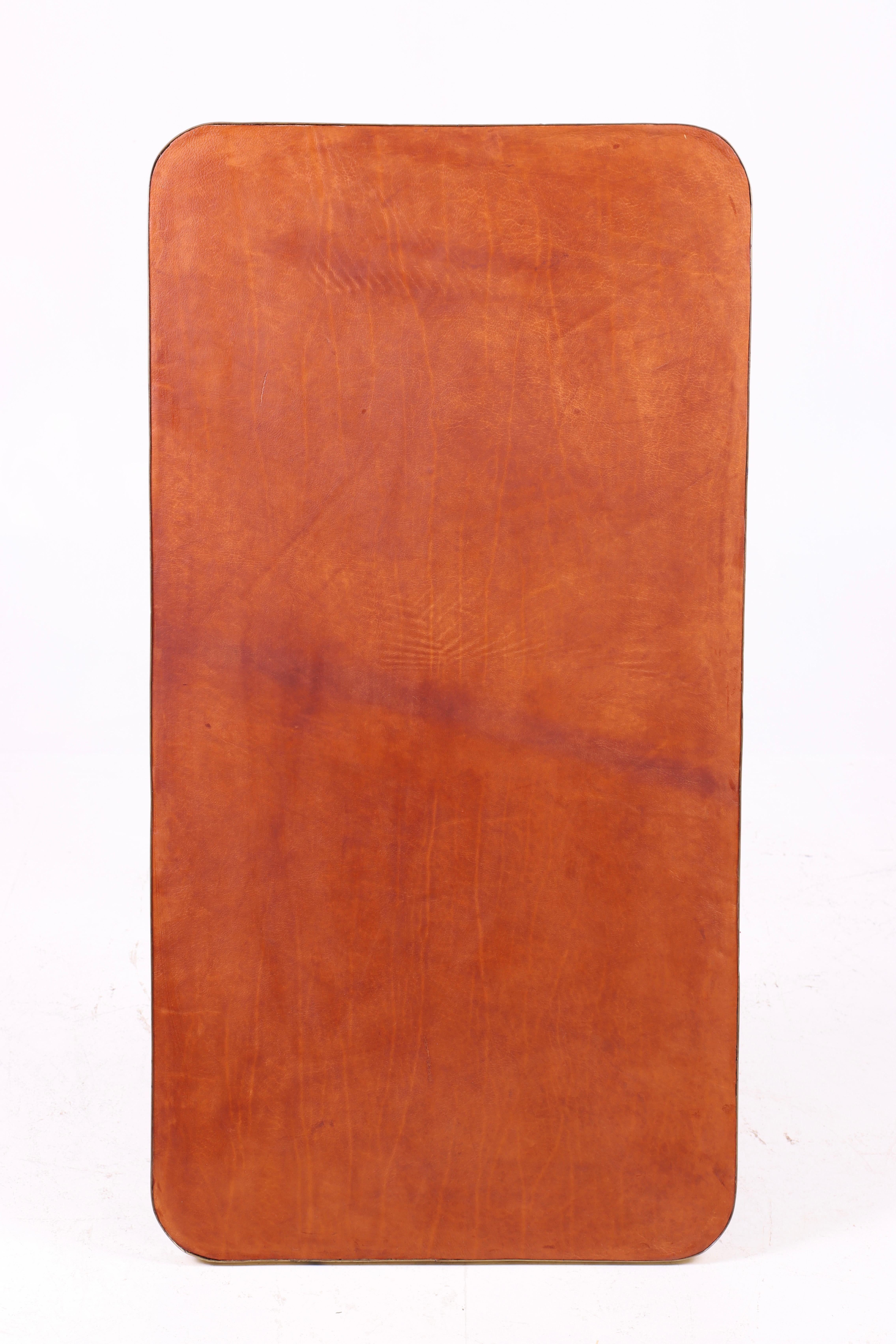 Mesa de centro danesa vintage de los años 50 de madera de haya con cuero patinado y latón en venta 1