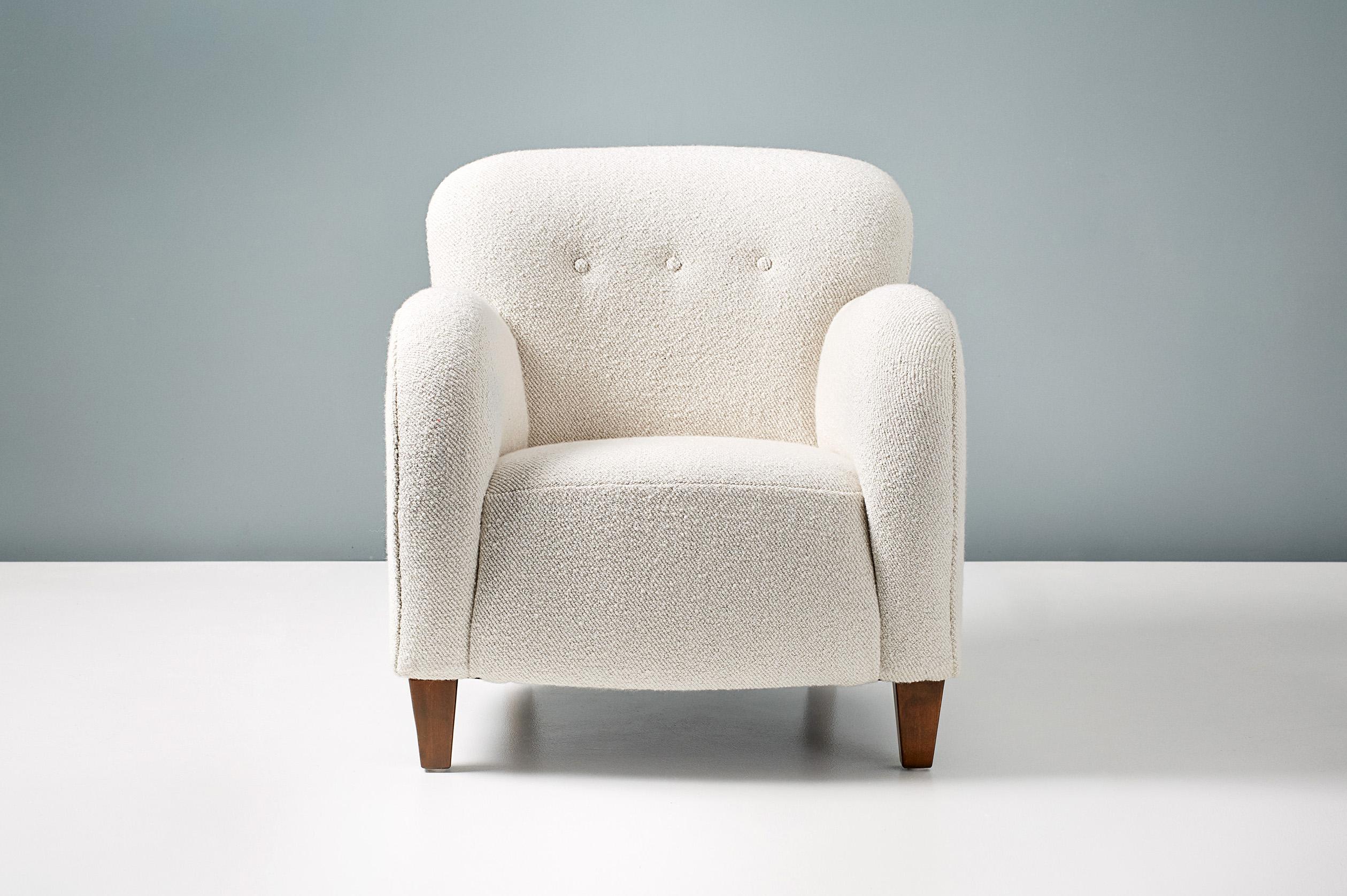 Chaise longue d'ébéniste danois, vers les années 1950.

Fauteuil à la manière de Flemming Lassen, produit au Danemark par un designer anonyme. Pieds en hêtre teinté avec un nouveau revêtement en tissu bouclé en laine mélangée de Dedar