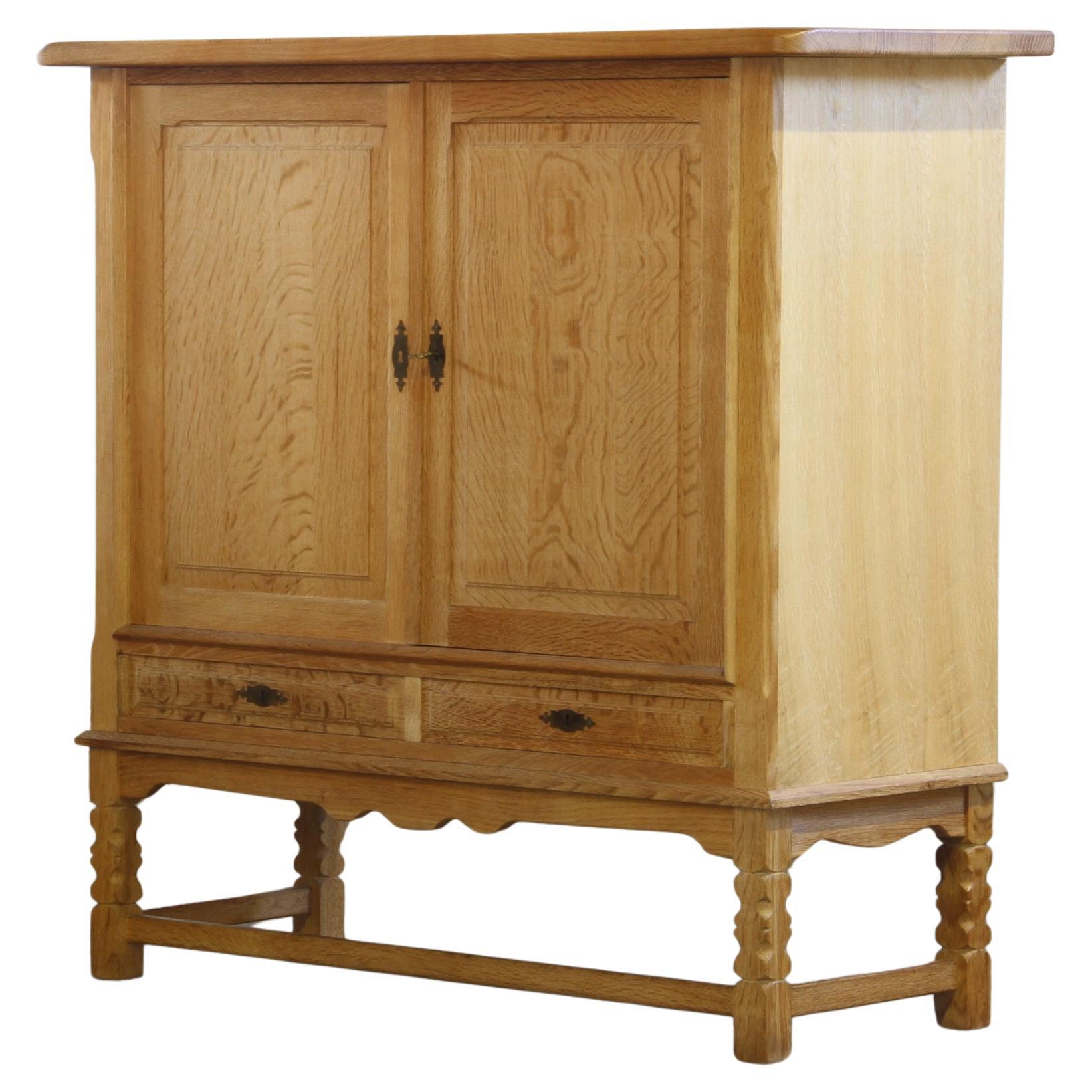 Vintage Danish 1960s Oak Cabinet im klassischen Henning Kjærnulf Brutalist Stil