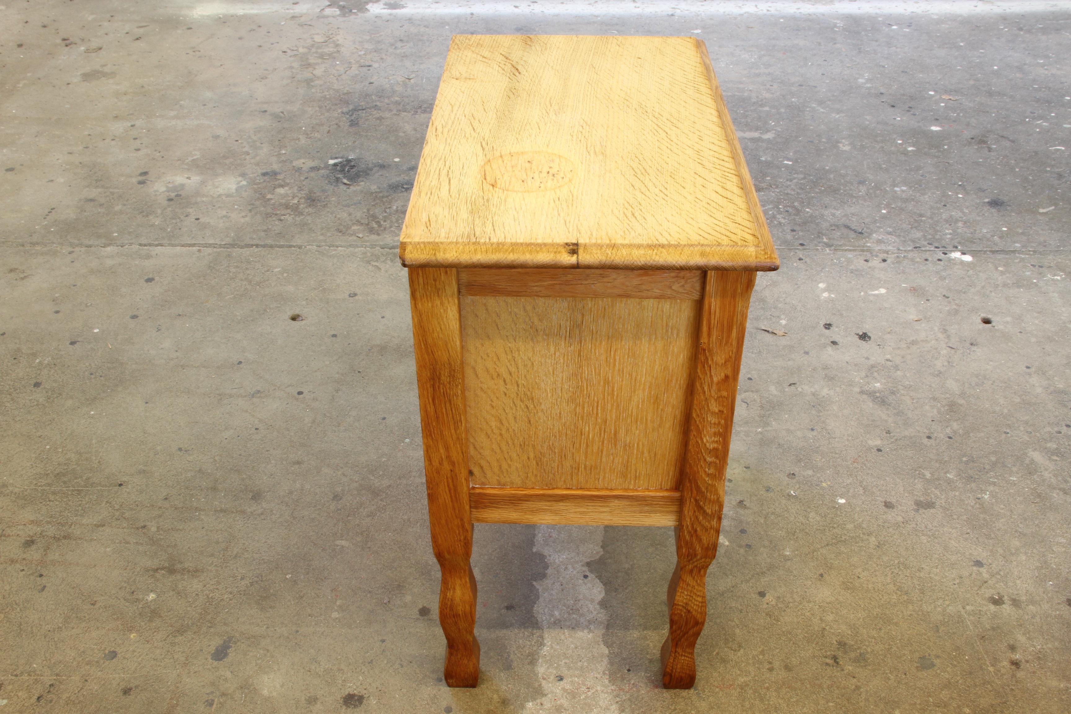 Comodino in quercia danese vintage degli anni '60, stile Henning Kjærnulf in vendita 3