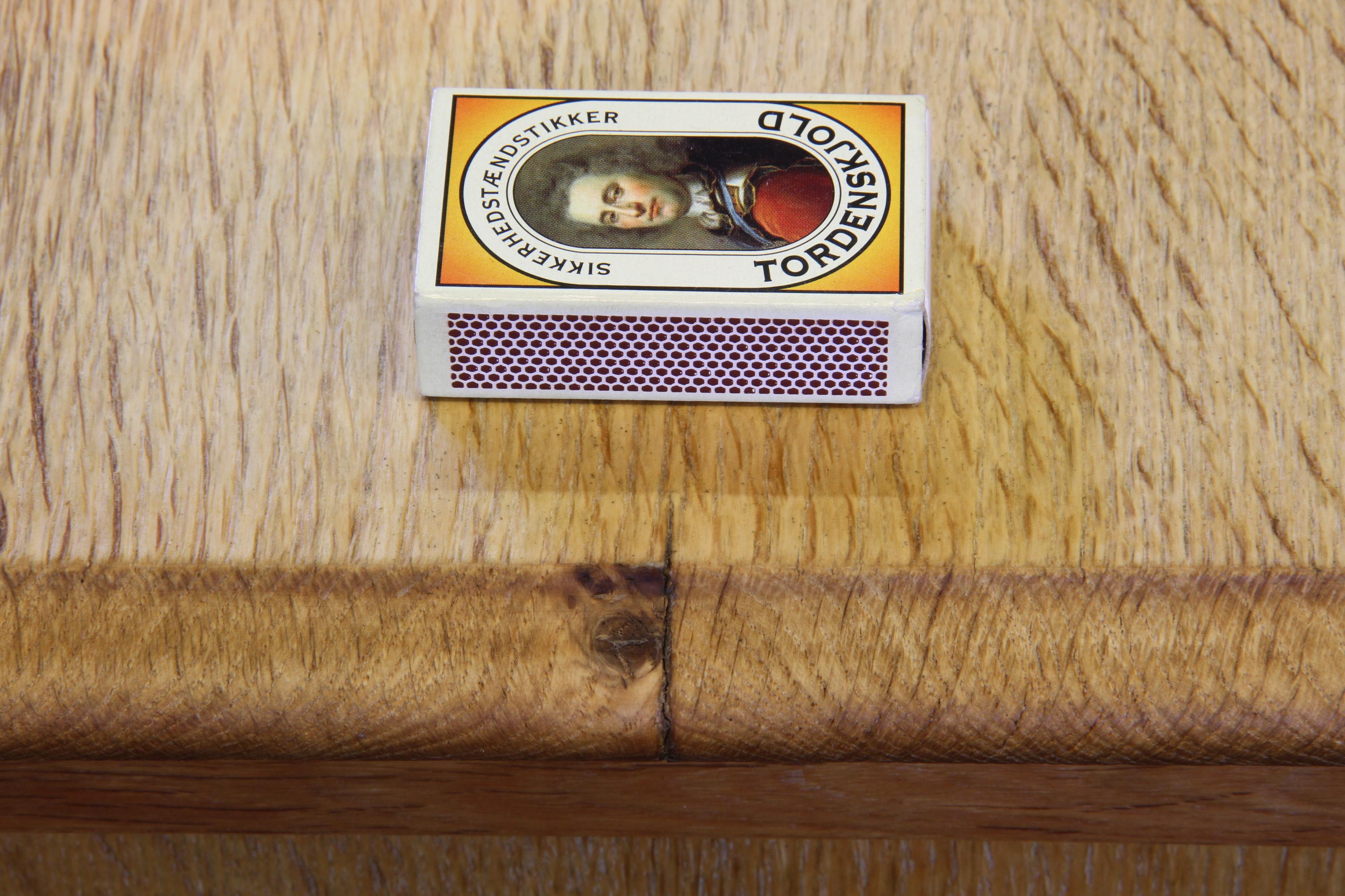 Comodino in quercia danese vintage degli anni '60, stile Henning Kjærnulf in vendita 5