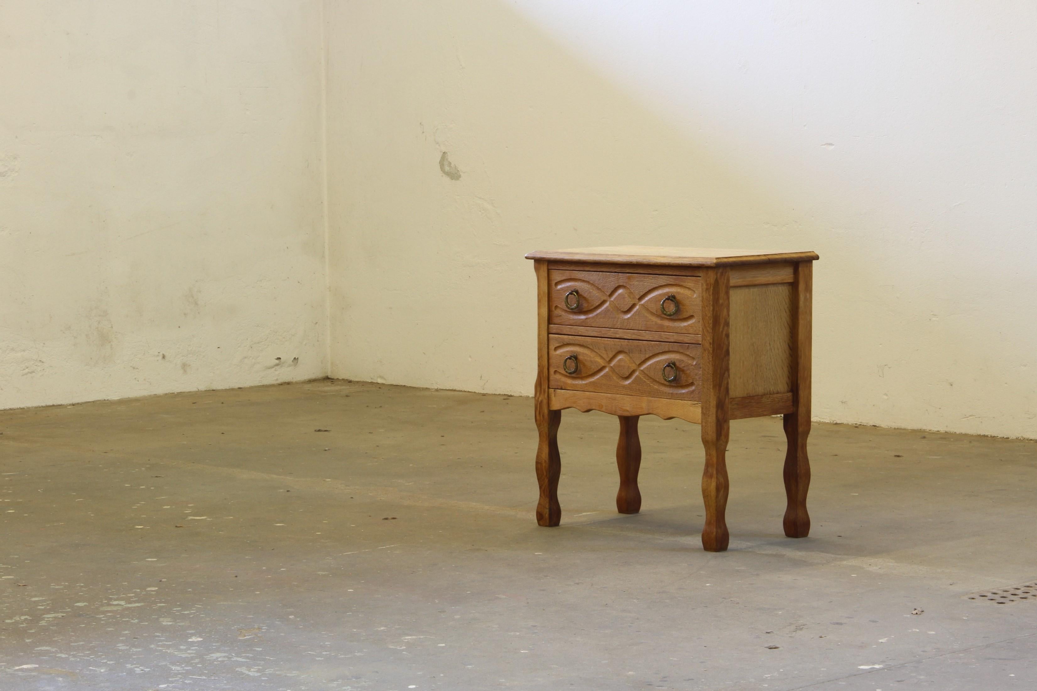 Comodino in Oak nello stile di Henning Kjærnulf, realizzato in Danimarca negli anni '60/'70 e spesso attribuito al famoso designer danese Henning/Henry Kjærnulf. Kjærnulf con la sua miscela unica di estetica The Modern Scandinavian e di elementi che