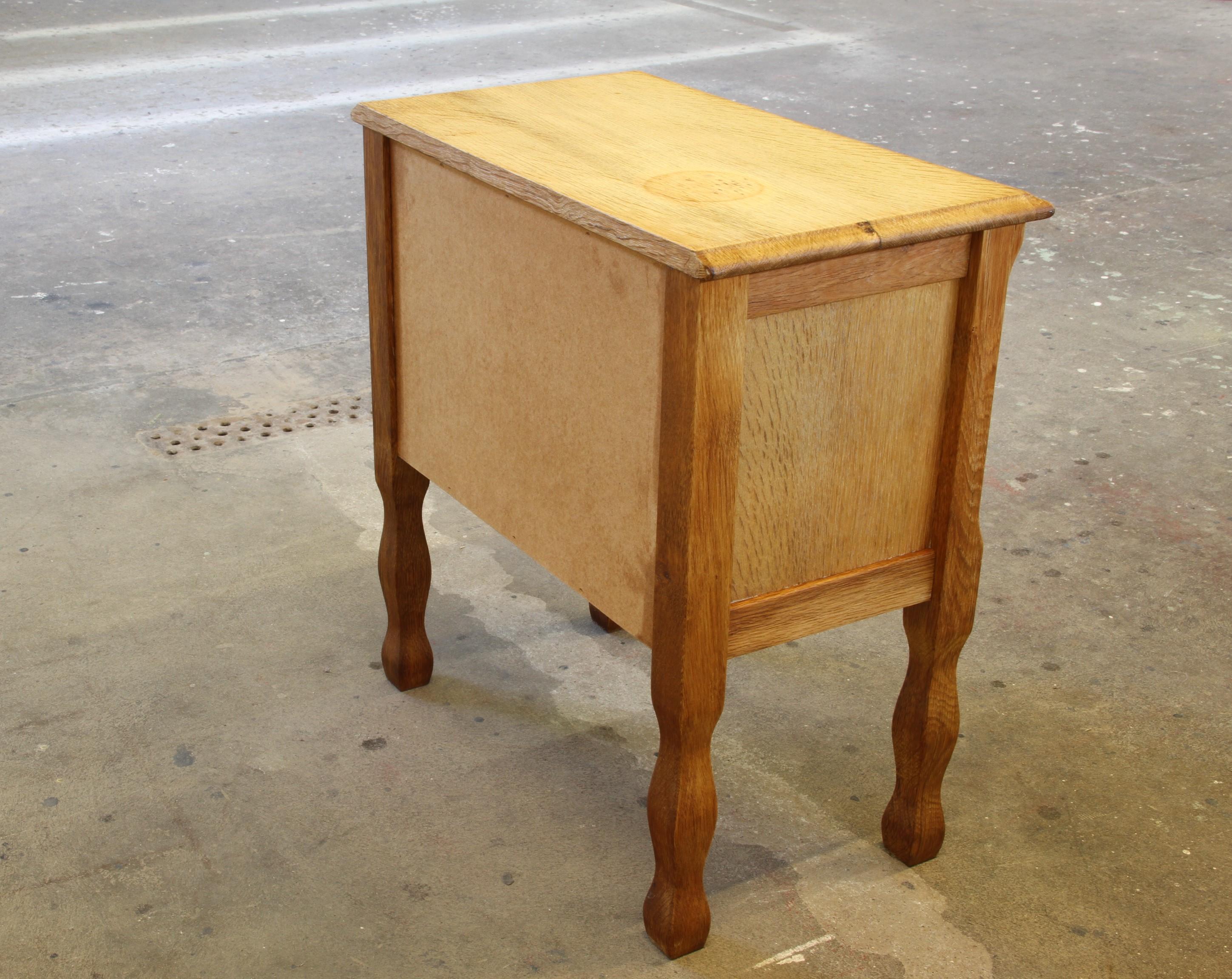 Comodino in quercia danese vintage degli anni '60, stile Henning Kjærnulf in vendita 2