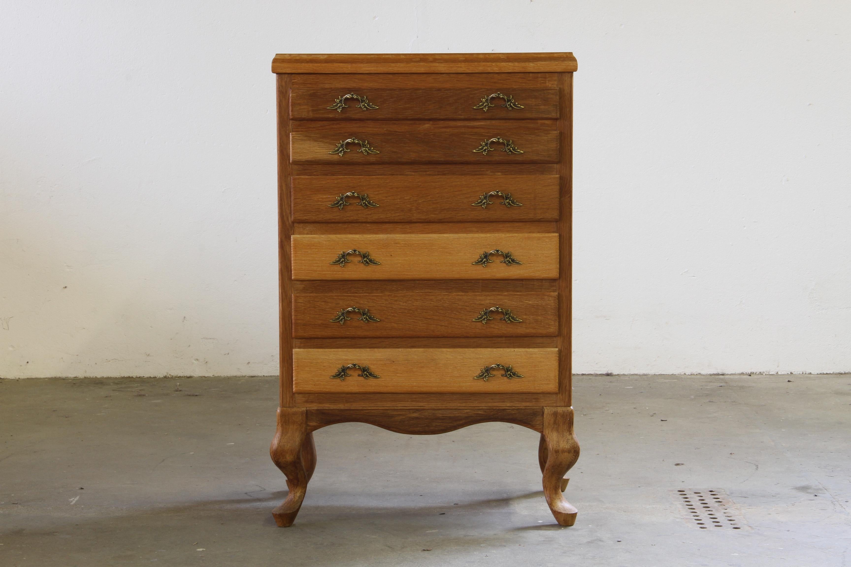 This stunning vintage Danish oak cabinet/dresser is a masterpiece of mid-century craftsmanship, blending timeless design with excellent functionality. In pristine working condition, it showcases a gorgeous patina and clean, minimalist lines. 

The