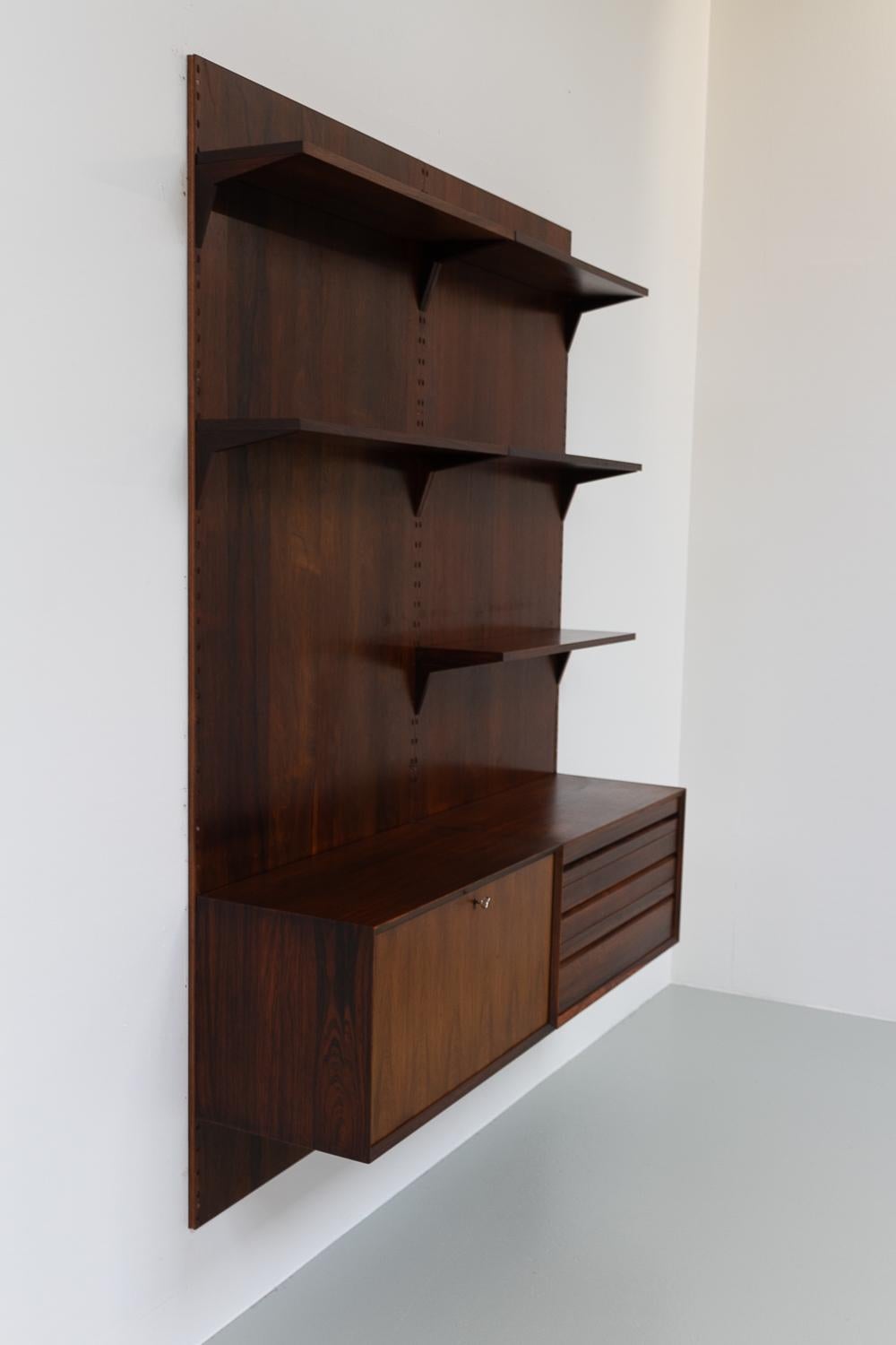 Vintage Danish 2-Bay Rosewood Modular Wall Unit by Poul Cadovius for Cado 1960s.

Mid-Century Modern 2 bay shelving system model Cado with back panels. This is a original vintage floating bookcase designed by Danish architect Poul Cadovius.