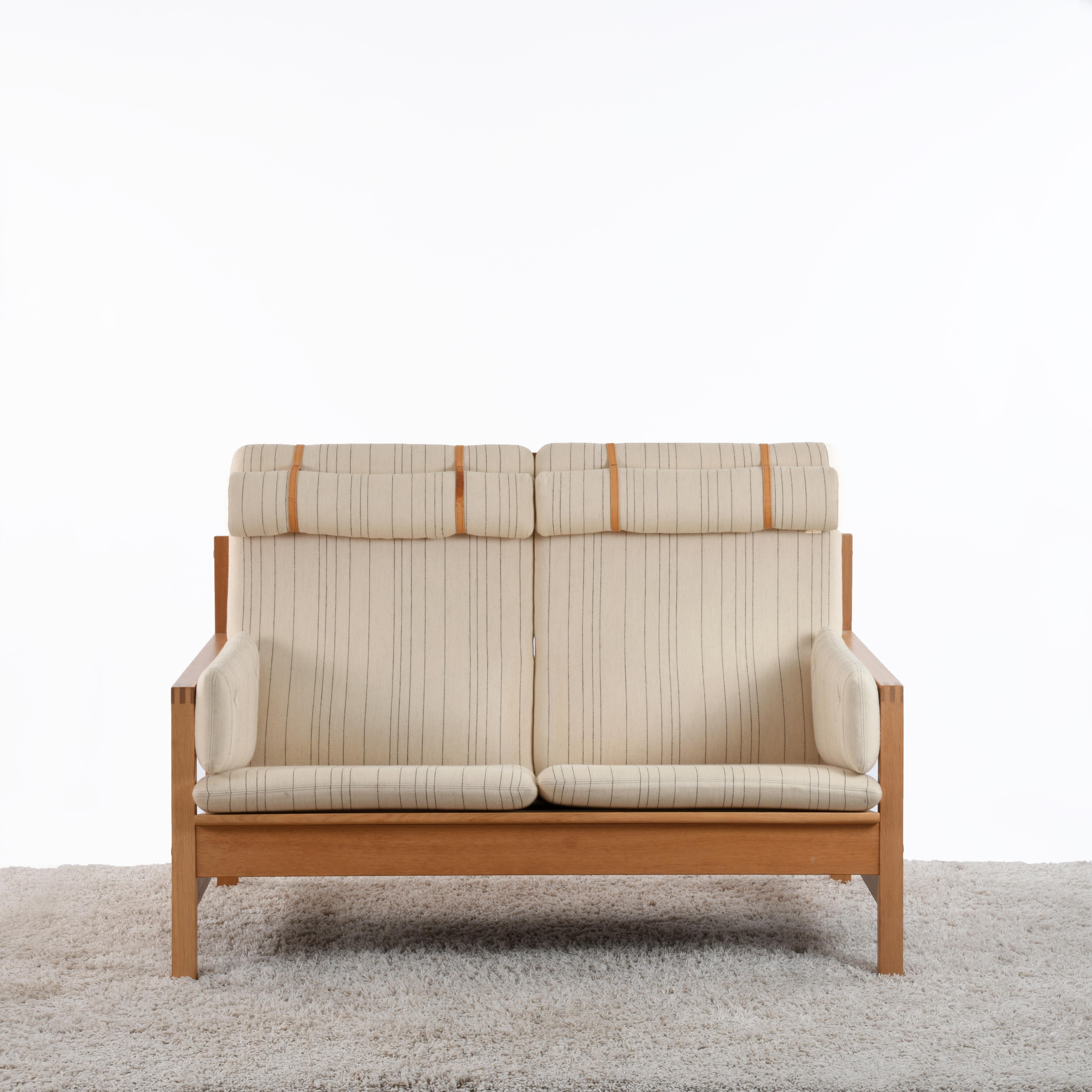 Two seater sofa in solid oak and wool, model 2252, designed by Børge Mogensen (1914-1972) in 1956. Published by Fredericia Stolefabrik in Denmark in the 70s. Foams are in perfect condition, as well as the textiles, probably original. The headrests