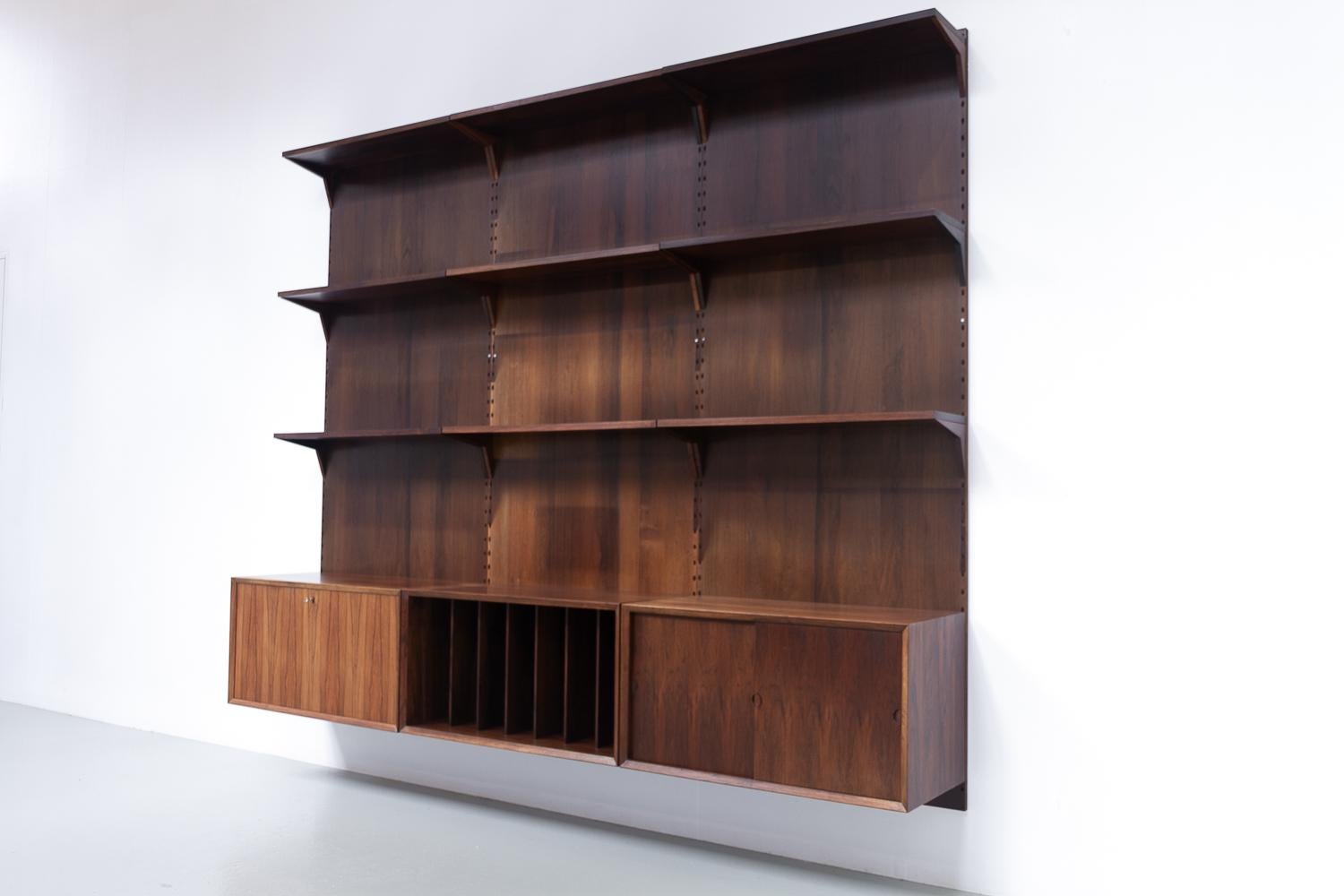 Vintage Danish 3-Bay Palisander Modular Wall Unit by Poul Cadovius for Cado 1960s.

Mid-Century Modern 3 bay shelving system model Cado with back panels. This is a original vintage floating bookcase designed by Danish architect Poul Cadovius.