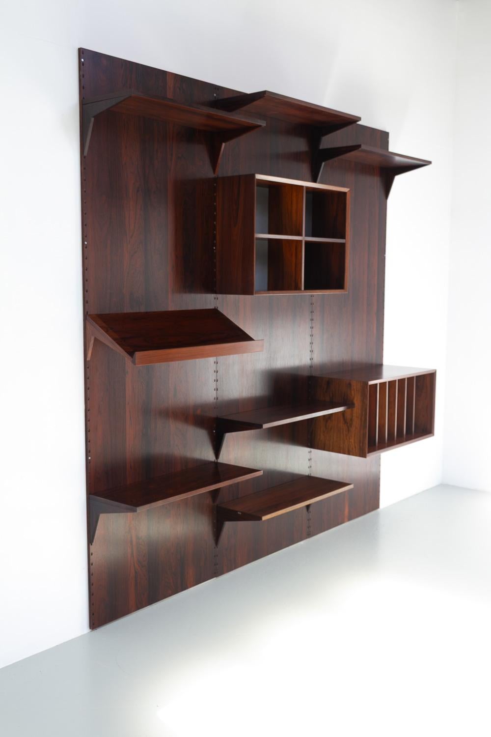 Pensile danese d'epoca a 3 vani in palissandro di Poul Cadovius per Cado 1960.

Sistema di scaffalatura scandinavo a 3 vani modello Cado con pannelli posteriori. Si tratta di una libreria galleggiante vintage originale progettata dall'architetto