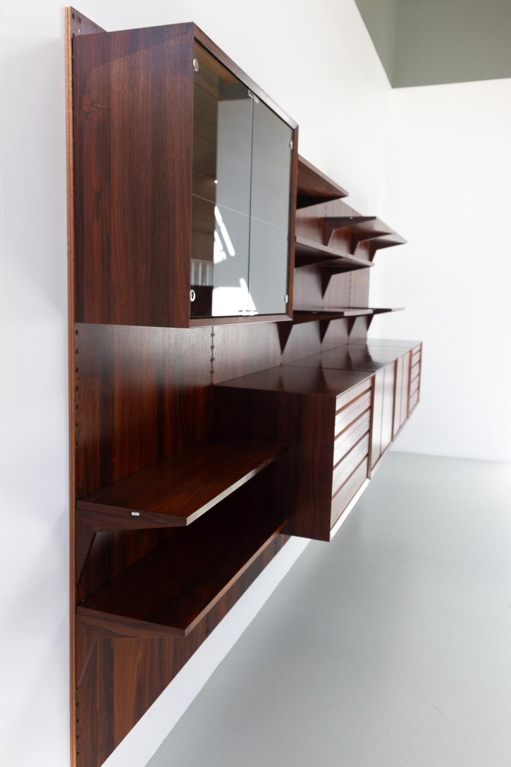 Pensile danese d'epoca a 5 vani in palissandro di Poul Cadovius per Cado 1960.

Sistema di scaffalatura scandinavo a 5 vani modello Cado con pannelli posteriori. Si tratta di una libreria galleggiante vintage originale progettata dall'architetto