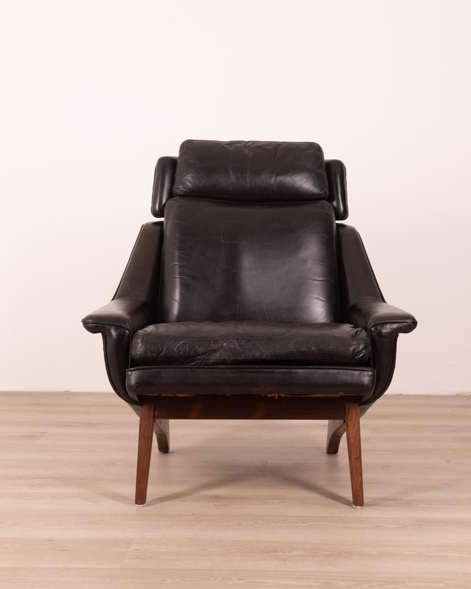 Armchair with rosewood legs and black leather upholstery, design Illum wikkelsø, 1960s.

Condition: In good condition, the leather can show signs of wear and cracks caused by time.

Dimensions: Height 92 cm; Width 78cm; Depth 70cm

Materials: