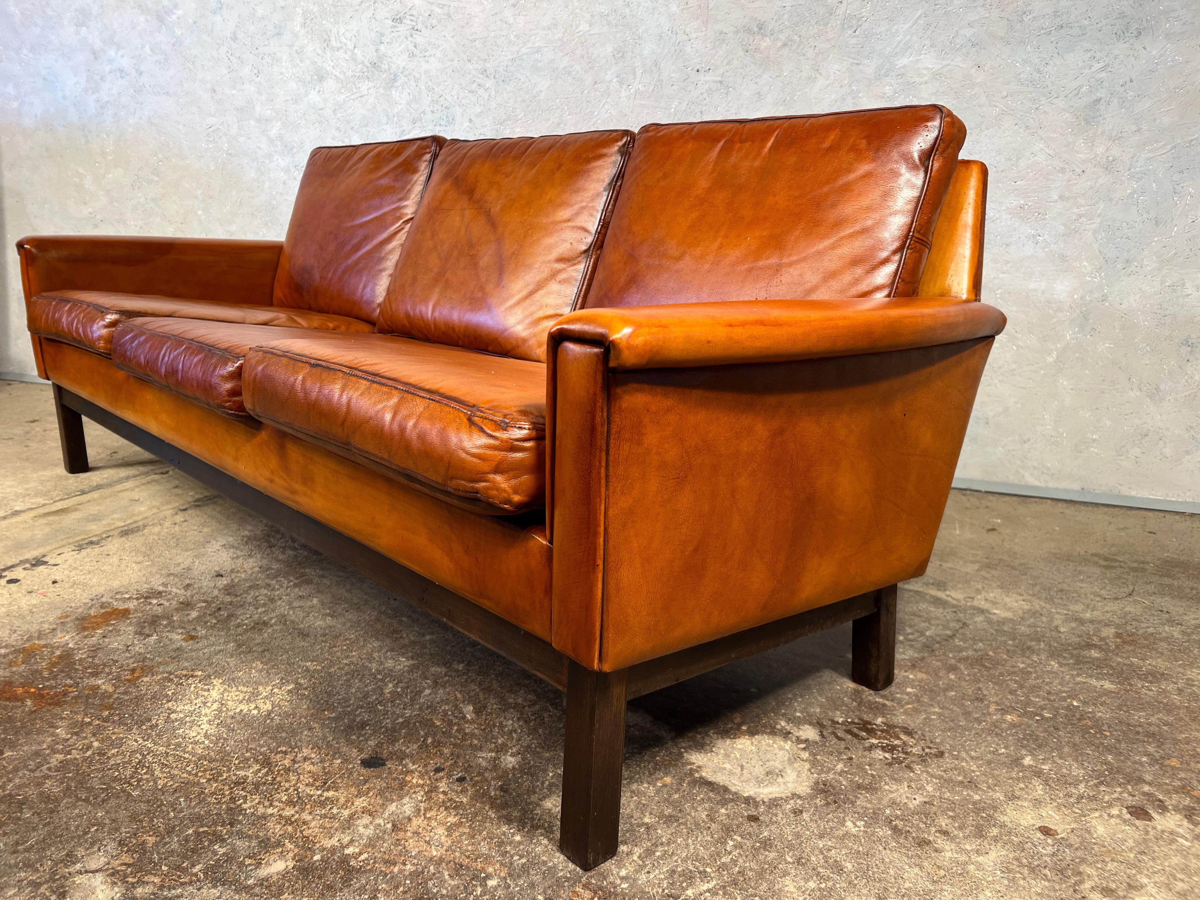 Vintage Danish 70s Mid-Century Light Tan Three Seater Leather Sofa #561 In Good Condition In Lewes, GB