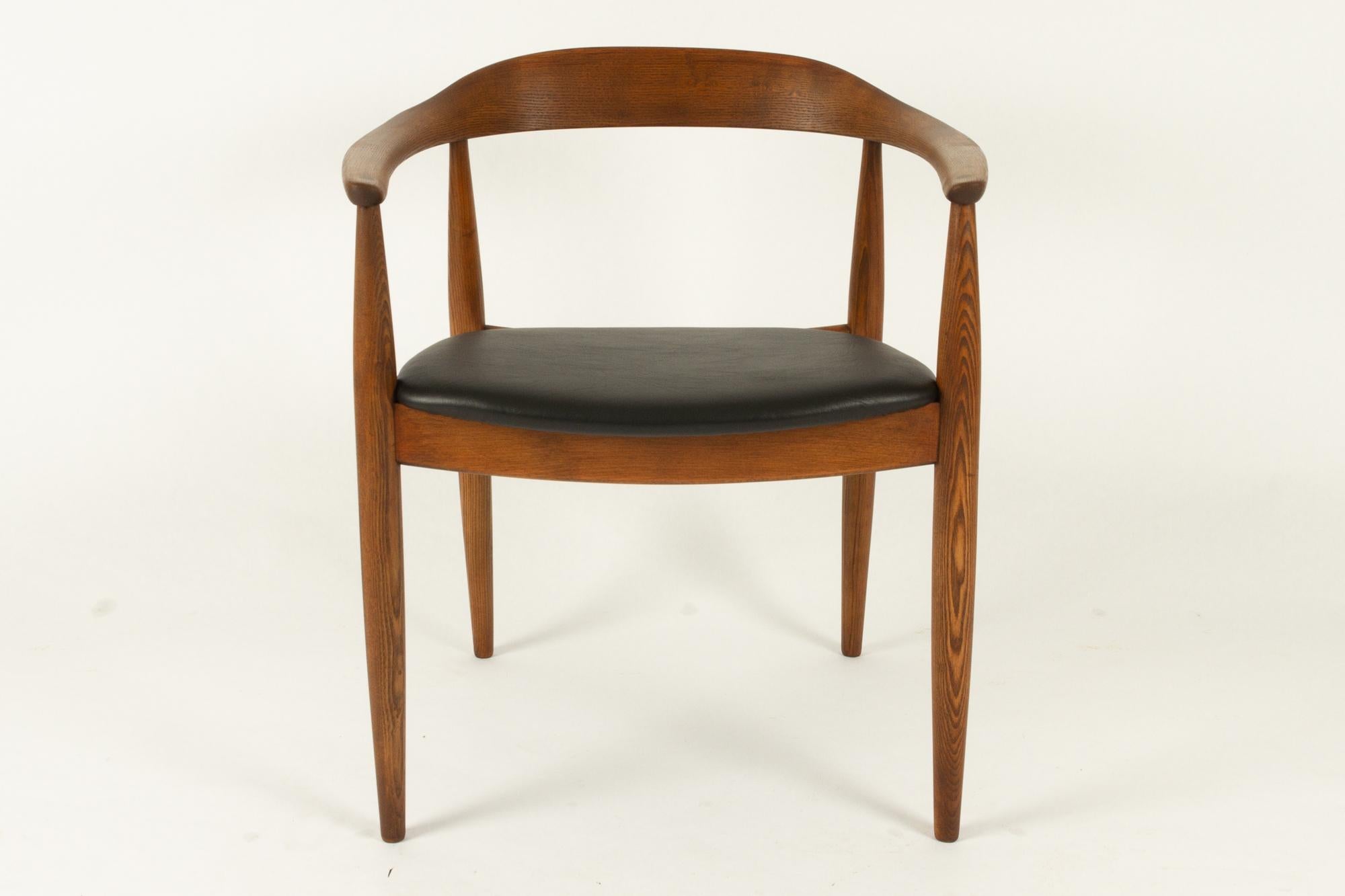 Vintage Danish armchair by Illum Wikkelsø, 1950s.
Beautiful and sculptural Danish chair in solid elm by Danish architect Illum Wikkelsø, made by Niels Eilersen. Wide curved backrest in solid elm. Round tapered legs. Seat is new upholstered in