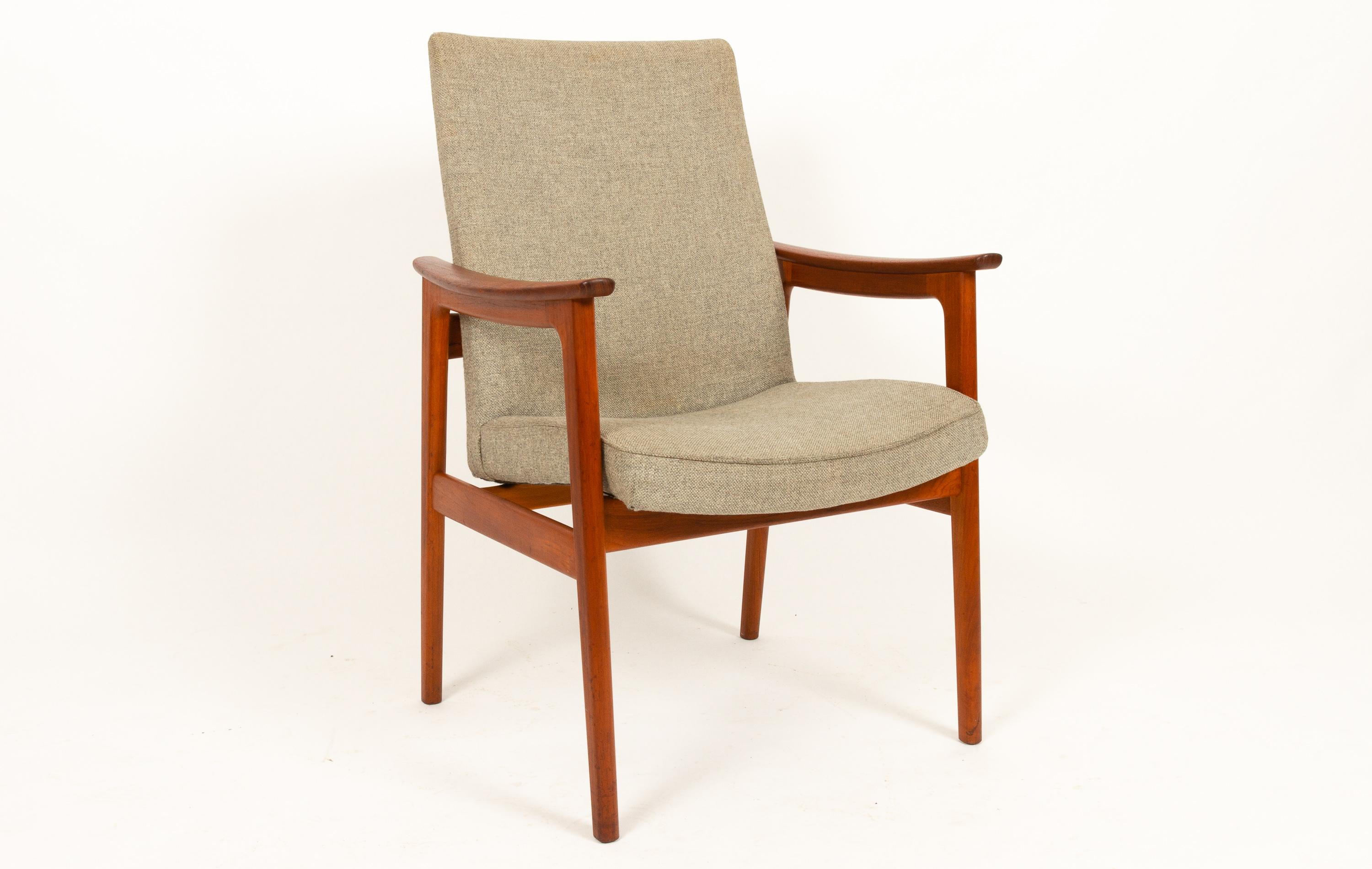 Vintage Danish armchair in teak and wool by Erik Kierkegaard for Høng Stolefabrik 1960s.
Very comfortable and elegant Mid-Century Modern armchair in solid teak with grey wool upholstery. Curved armrests and tapered legs. High back for excellent