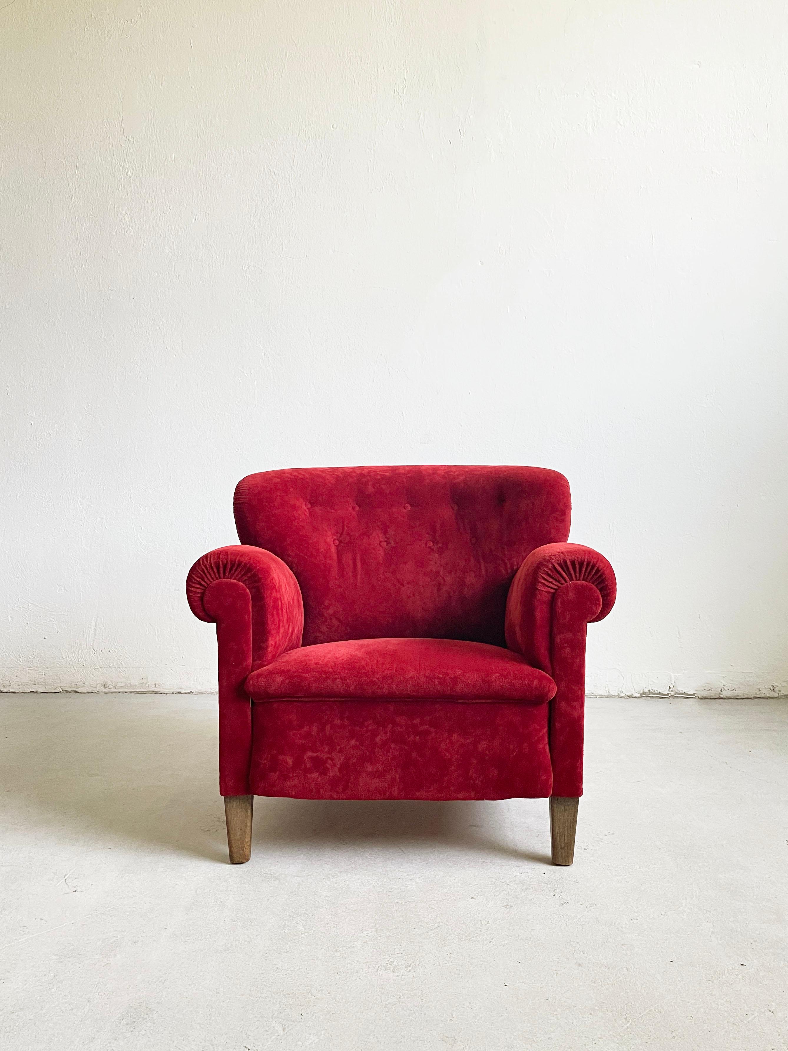 This is a rare find, an original 1950s armchair, hardly used and in almost pristine original condition.

It was handcrafted in the late 1950's in Scandinavia, possibly in Danmark.

It has a sturdy wooden frame entirely upholstered in a crimson or