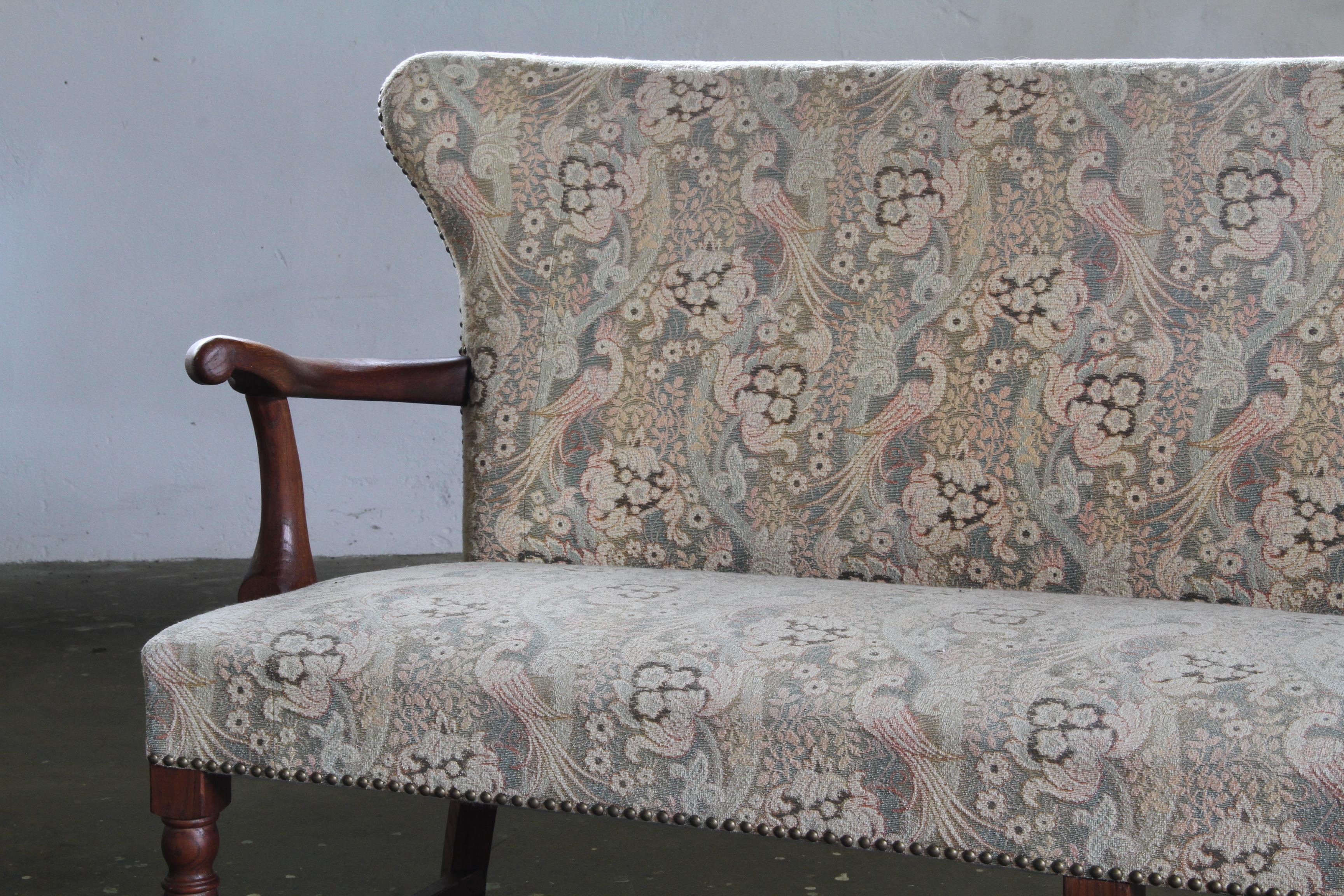 Un precioso sofá de roble macizo de la década de 1940 que incluye dos amplios sillones a juego. El carruaje se fabricó íntegramente en Dinamarca, y sus anteriores propietarios cuidaron con esmero estas tres piezas, algo que queda patente gracias a