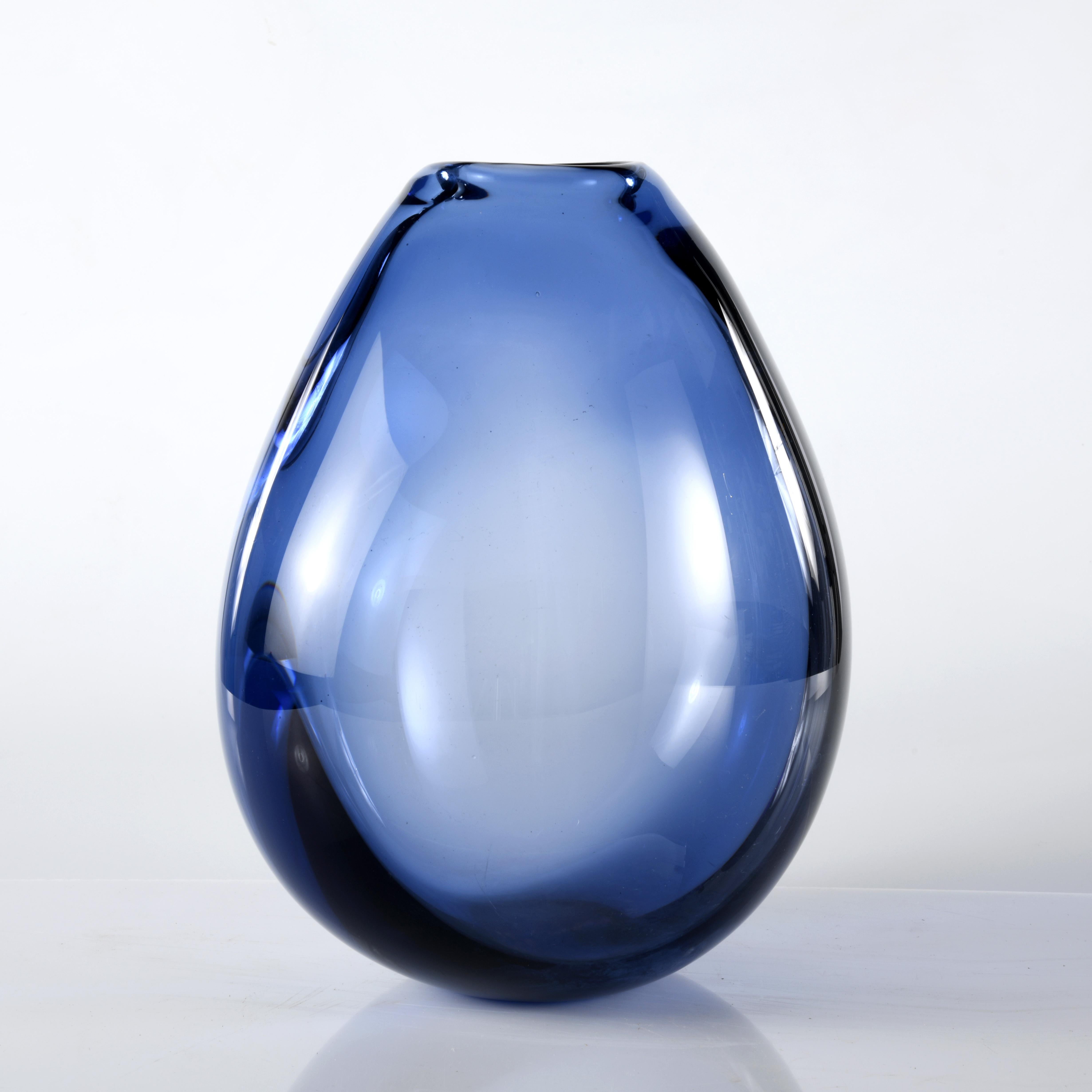 Vintage Danish Blue Glass Drop Vase by Per Lutken for Holmegaard Bon état - En vente à SAINT-YRIEIX-SUR-CHARENTE, FR