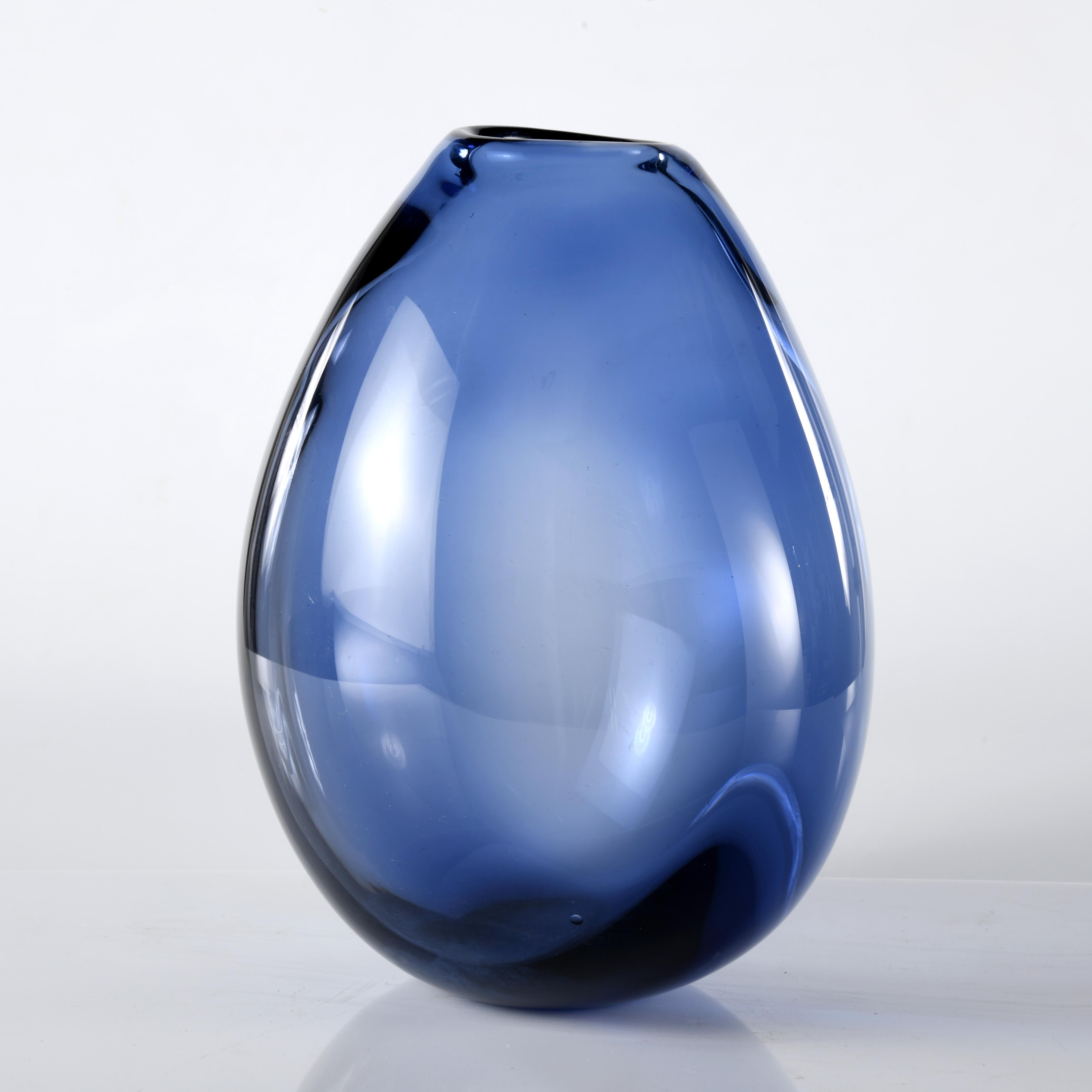 Milieu du XXe siècle Vintage Danish Blue Glass Drop Vase by Per Lutken for Holmegaard en vente
