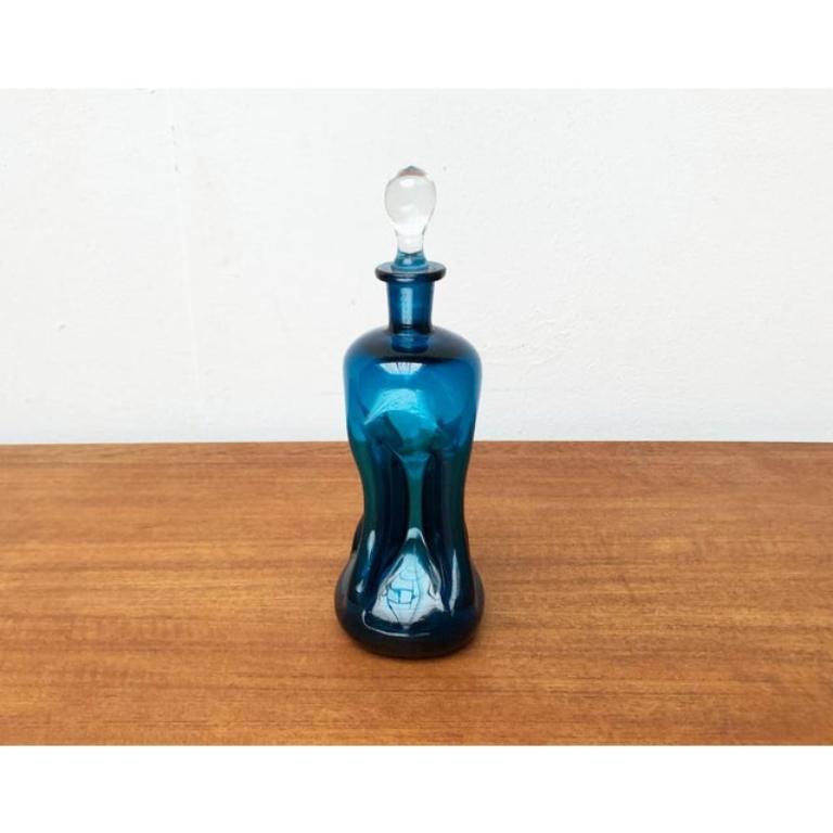 Bottiglia Kluk Kluk danese d'epoca in vetro blu di Holmegaard, anni '70, in ottime condizioni. Progettato dal 1970 al 1979 prova ufficiale di autenticità come cataloghi d'epoca, dischi di designer o altre fonti letterarie.

Informazioni