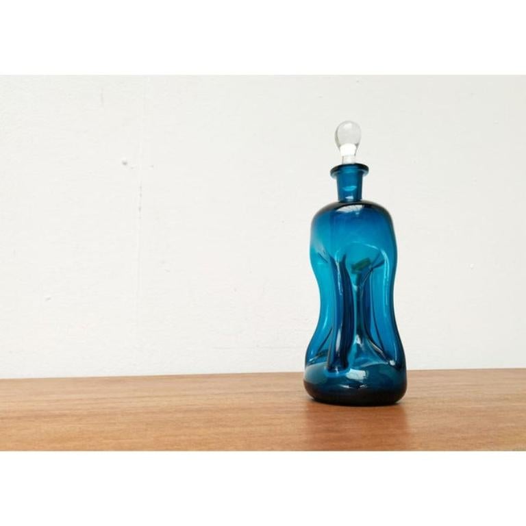 Danese Bottiglia Kluk Kluk danese d'epoca in vetro blu di Holmegaard, anni '70 in vendita