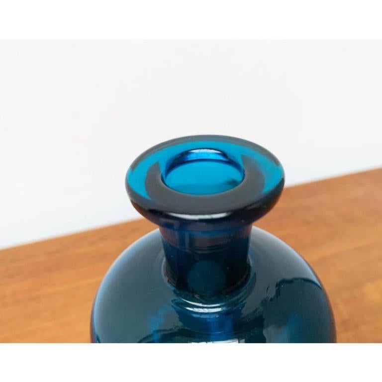 XX secolo Bottiglia Kluk Kluk danese d'epoca in vetro blu di Holmegaard, anni '70 in vendita
