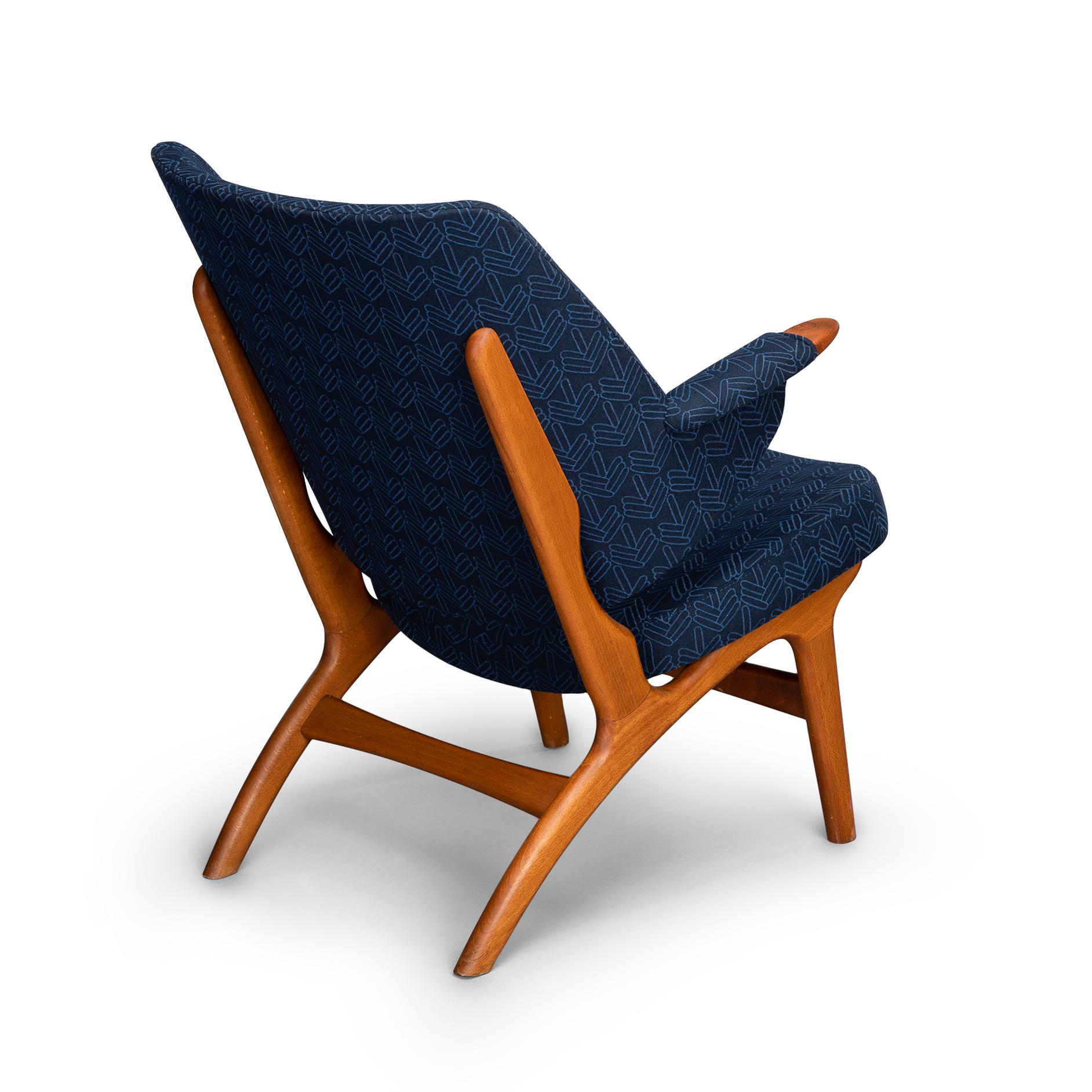 Very rare armchair designed and made by Poul Hundevad in the mid-1950s. This #14L relax chair with low back is ergonomically a dream come true and very comfortable. The chair has a marvelously crafted base out of oak and teak arm rests. Upholstery