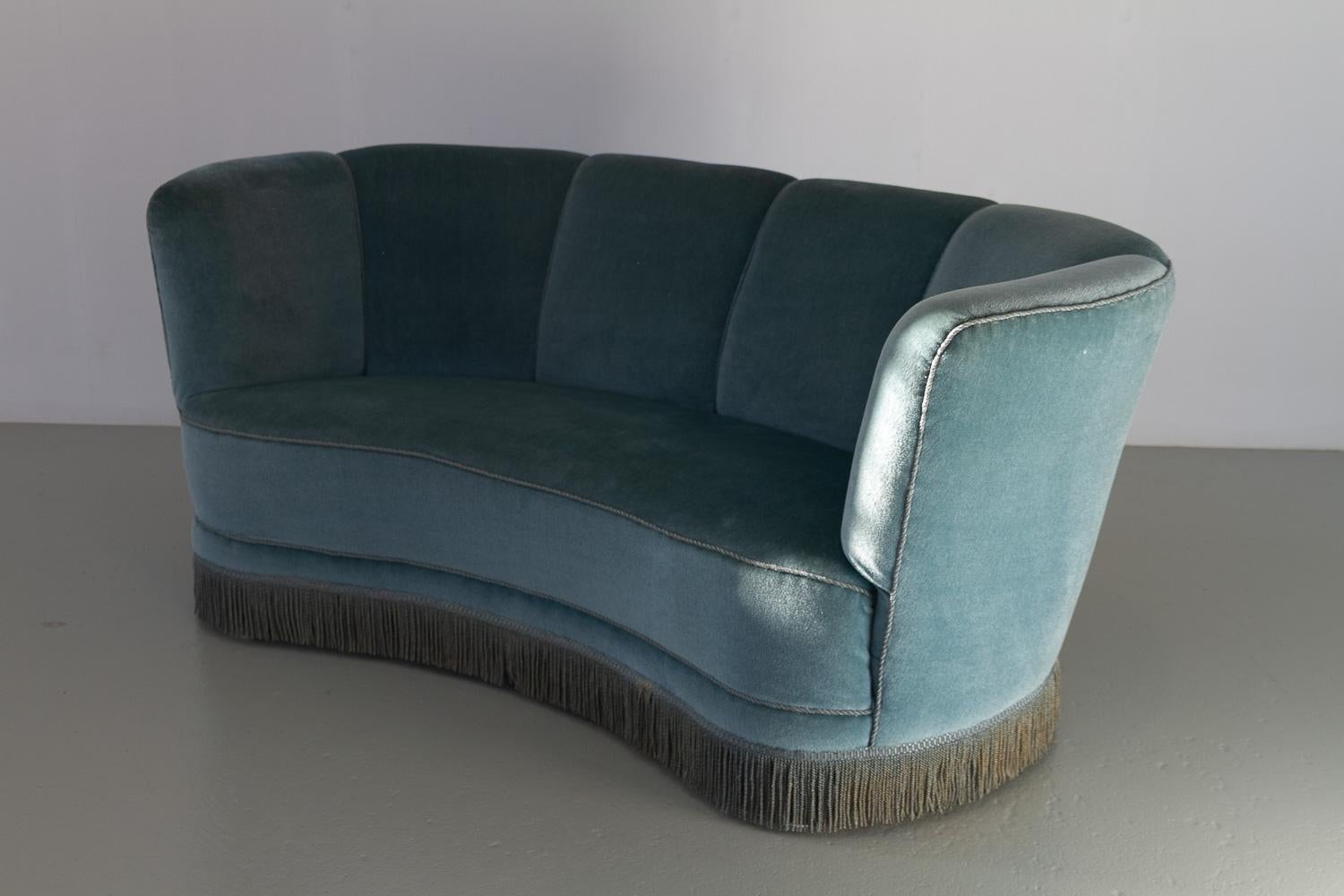 Vintage Danish Blue Velvet Art Deco Banana Sofa, 1940s. 15