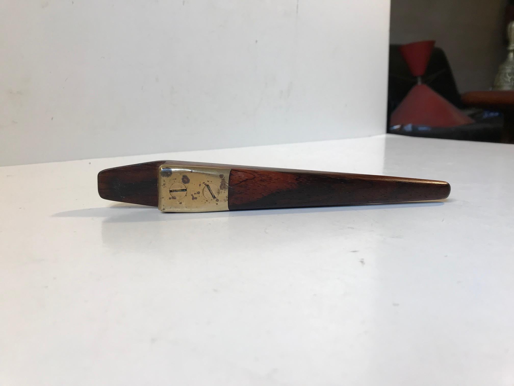 Mid-Century moderno Apribottiglie danese vintage in palissandro e ottone di Poul Knudsen, anni '60 in vendita