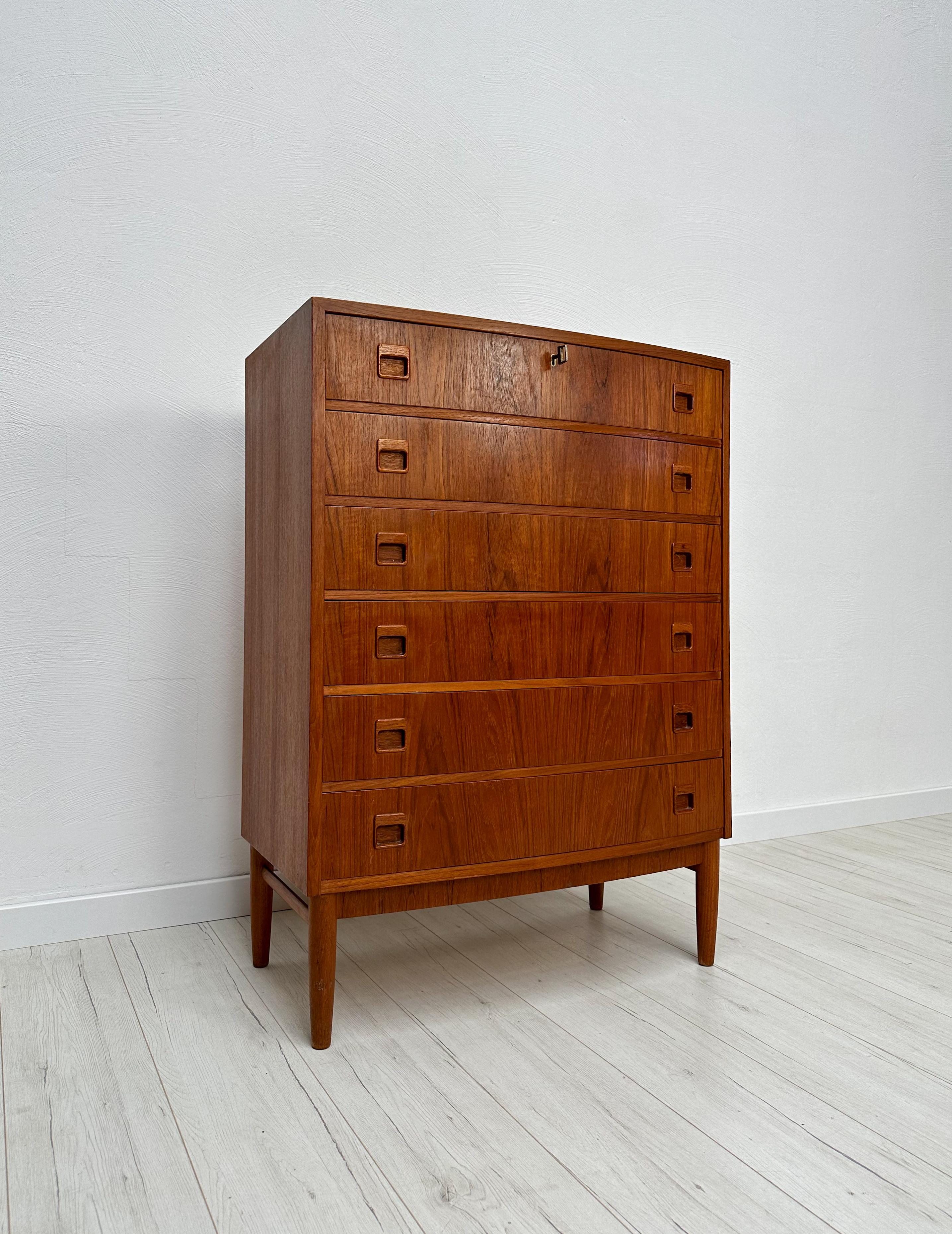 Vintage teak dresser from the 1960s, made in Denmark. Beautiful bow front with solid, sculpted teak drawers. Very neat condition with age-related signs of use.

Dimensions: W 80 x H 110.5 x D 43cm