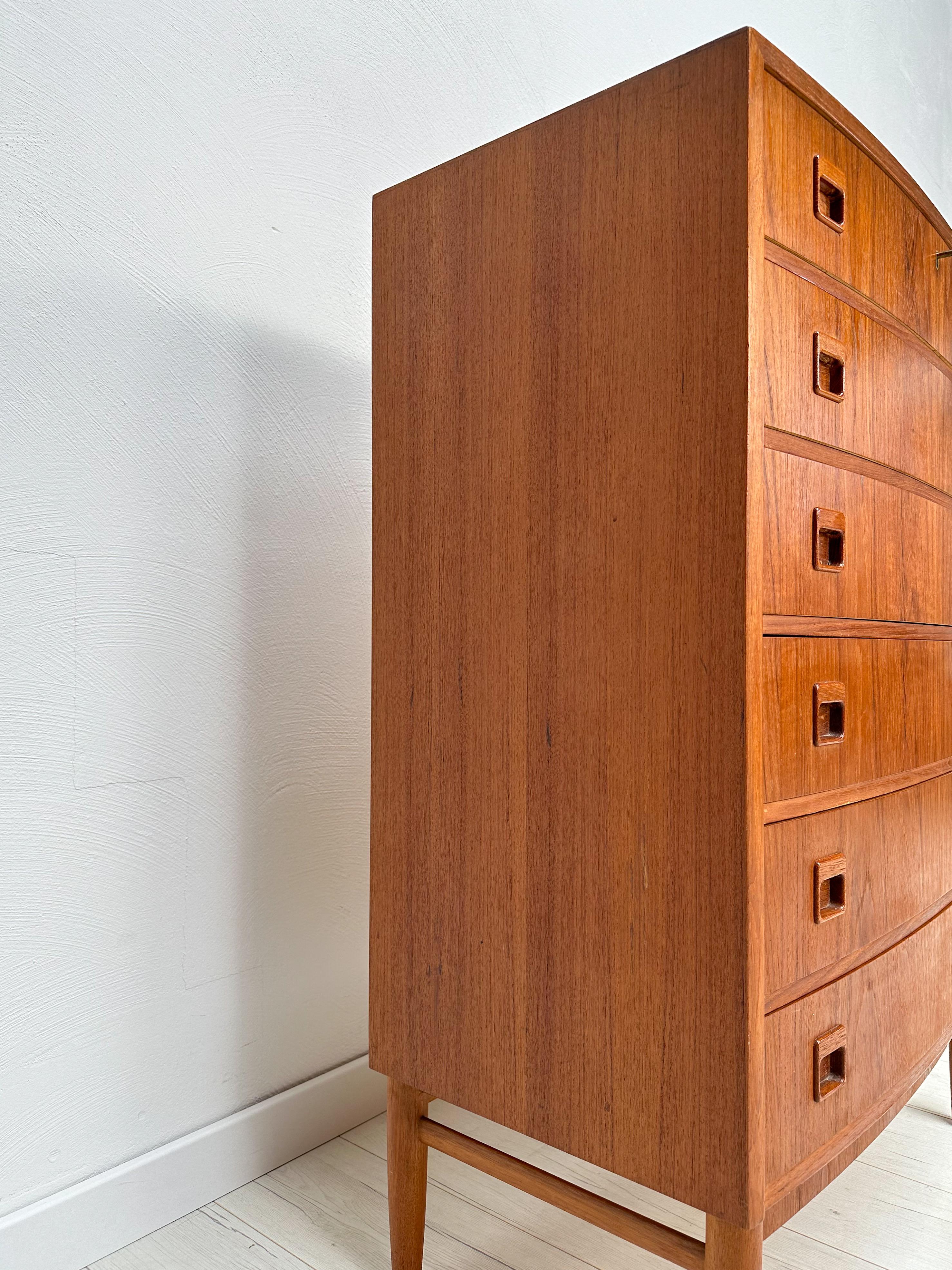 Mid-Century Modern Vintage Danish Bow Front Teak Chest of Drawers, 1960s For Sale