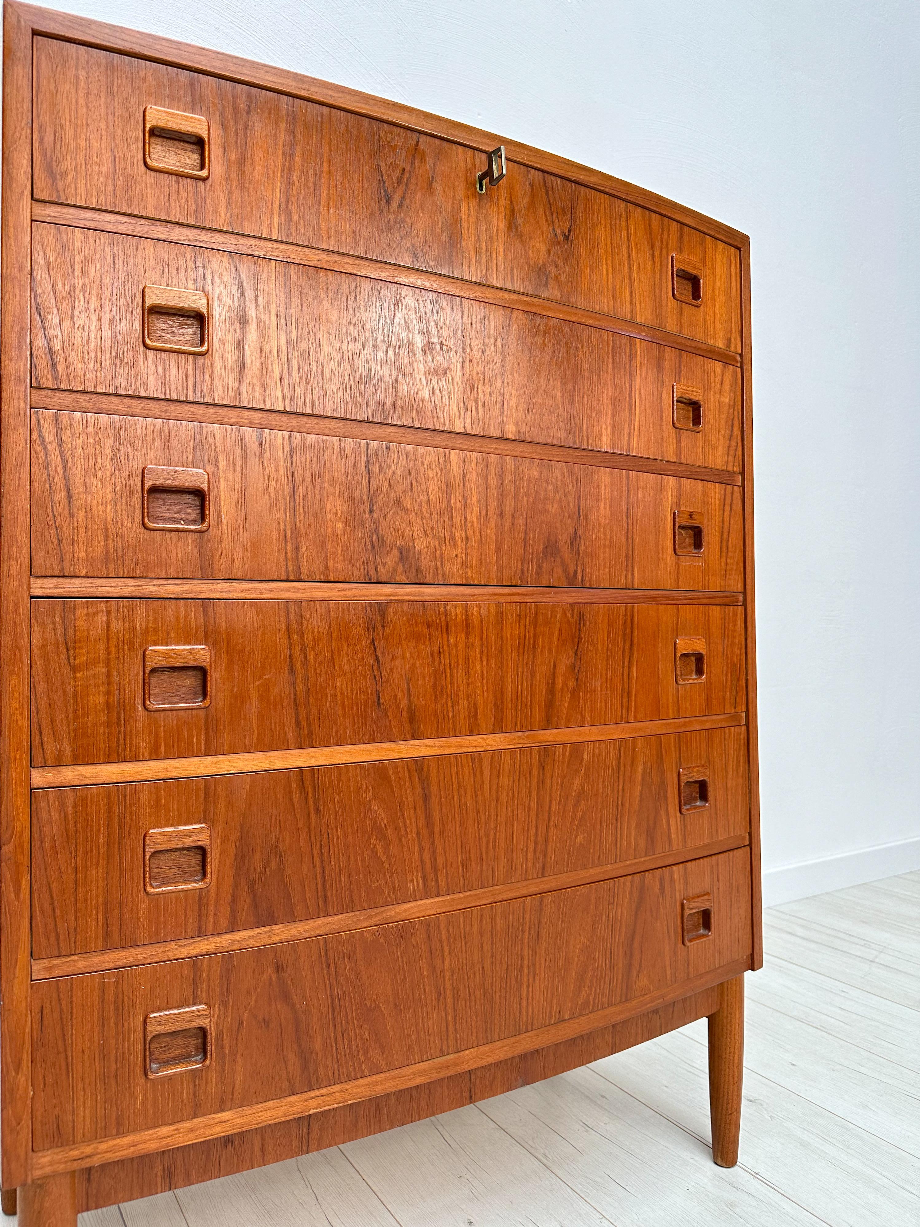 Vintage Danish Bow Front Teak Chest of Drawers, 1960s In Good Condition For Sale In Wesseling, DE