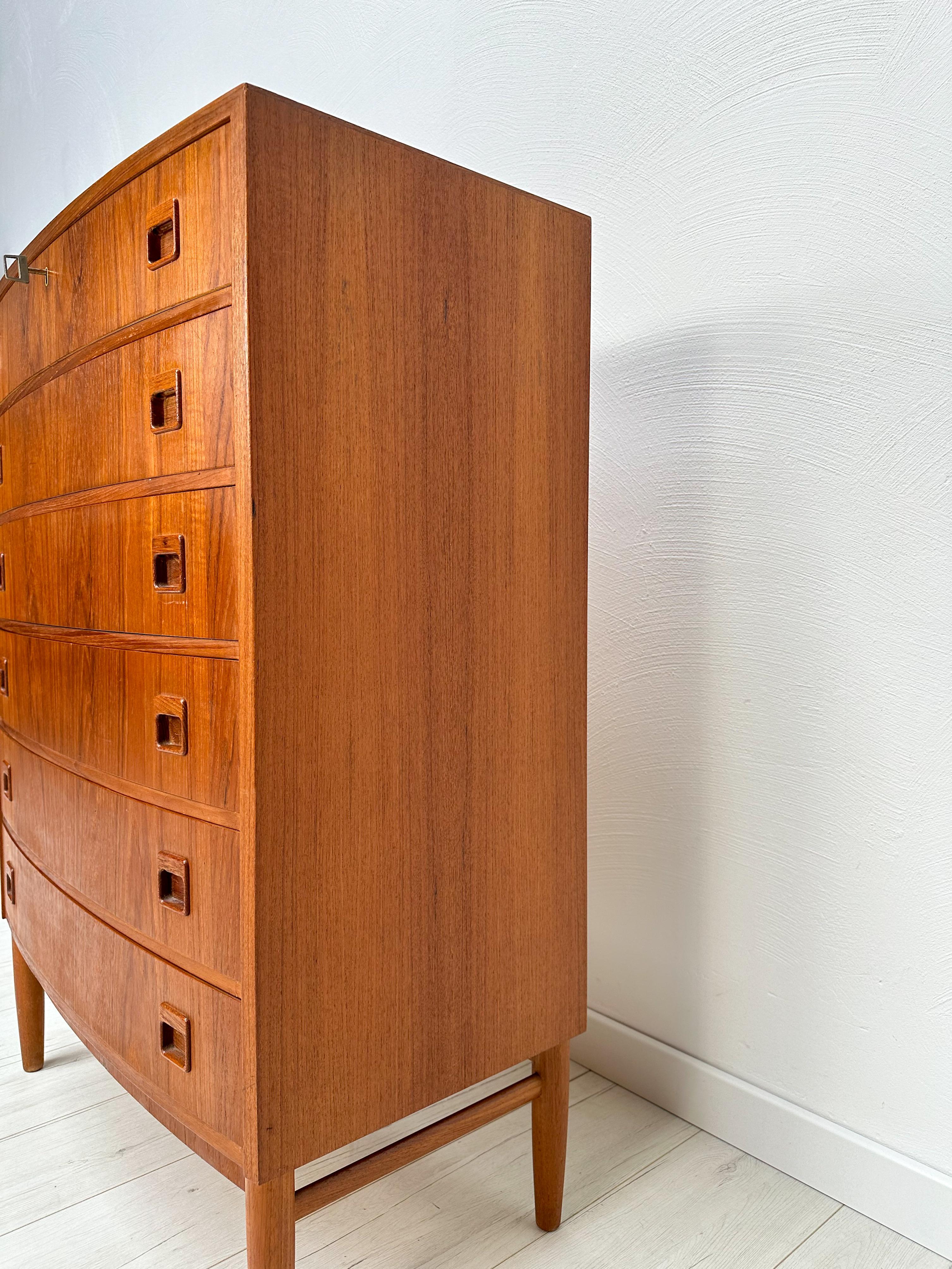 Vintage Danish Bow Front Teak Chest of Drawers, 1960s For Sale 1