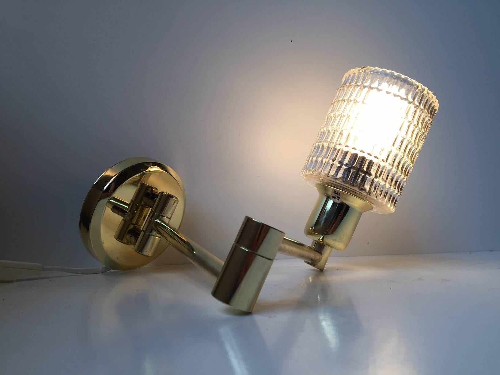 Fin du 20e siècle Lampe murale danoise vintage à bras pivotant en laiton et verre de ABO, années 1980