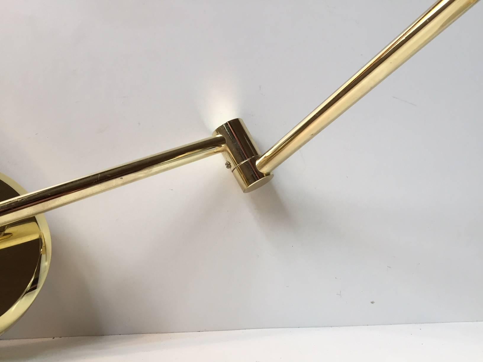 Lampe murale danoise vintage à bras pivotant en laiton et verre de ABO, années 1980 1