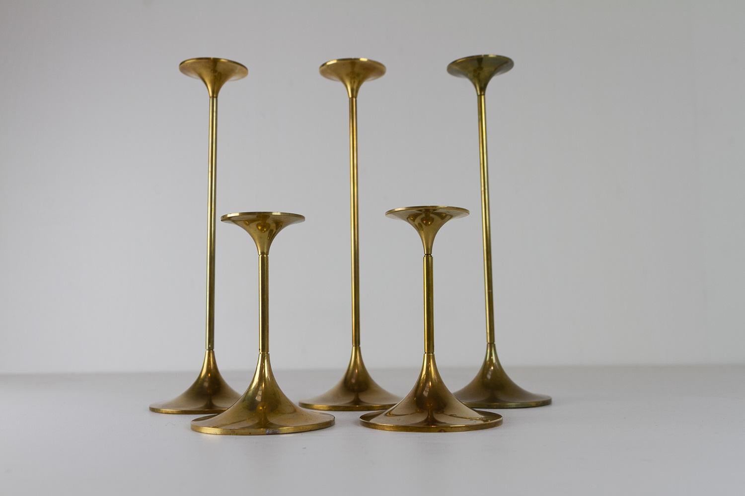 Candelieri danesi d'epoca in ottone di Torben Ørskov 1960. Set di 5. in vendita 6